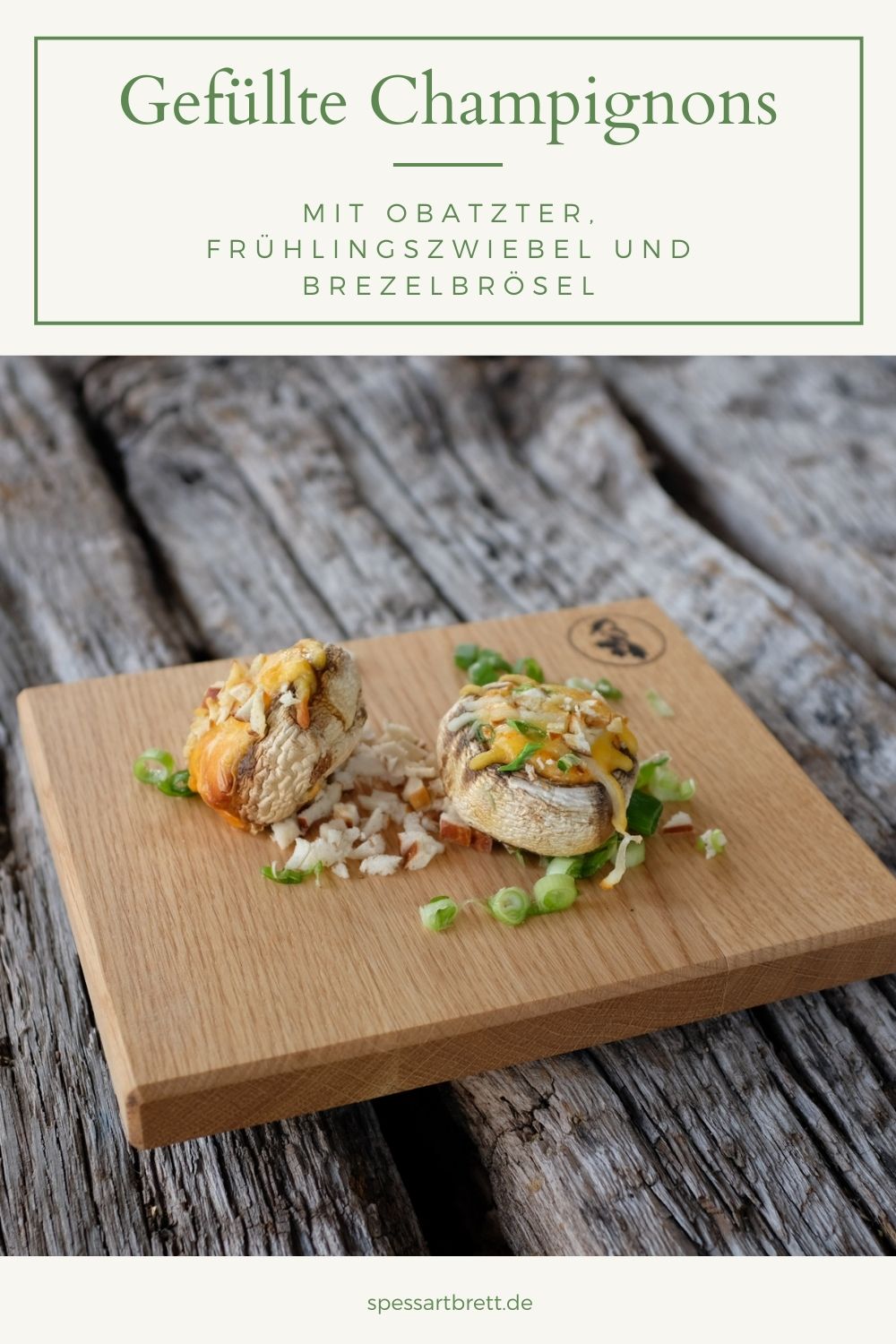 Schneidebrett aus Eiche mit gefüllten Champignons