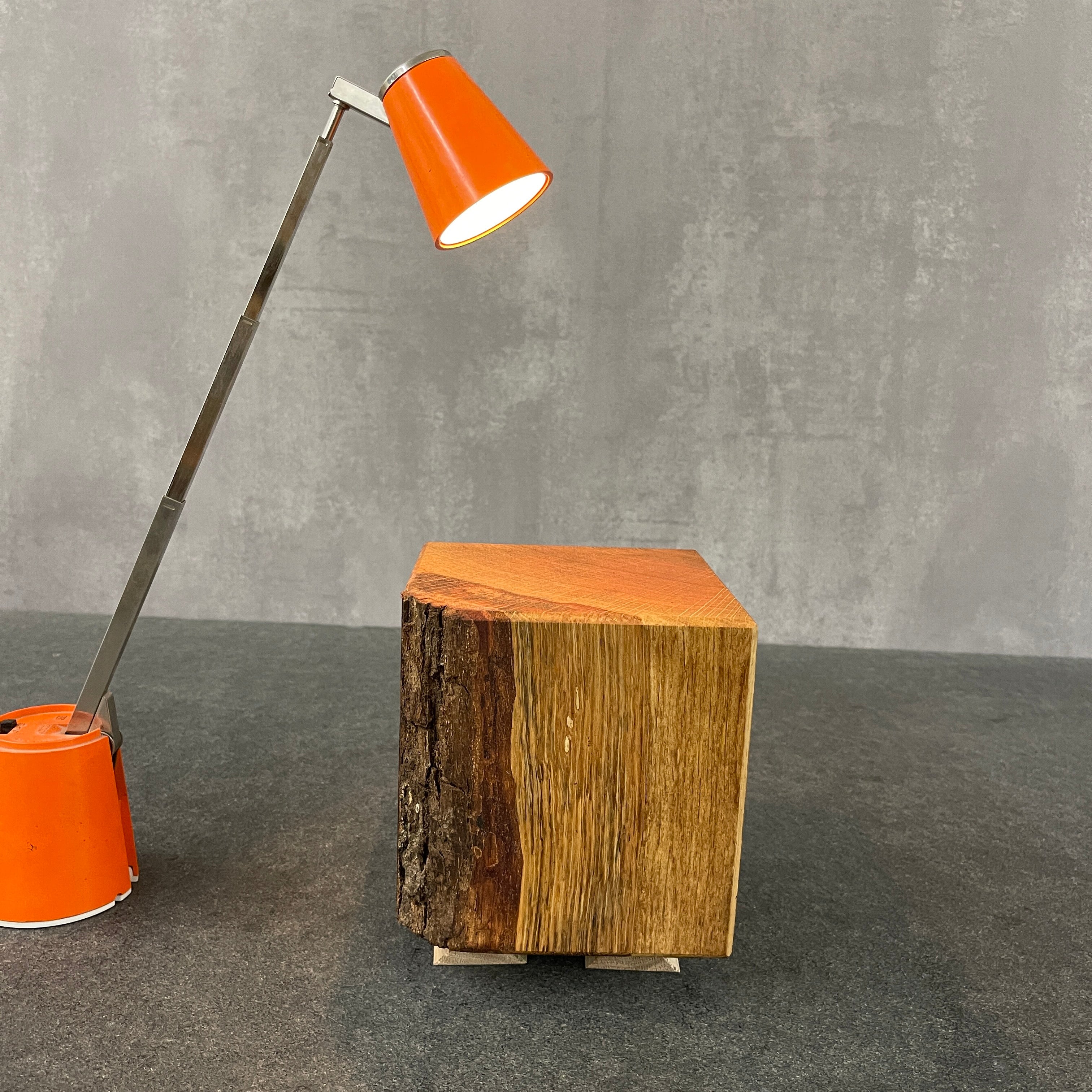 Eiche Holzklotz, beleuchtet von einer Lampette Designer Tischleute