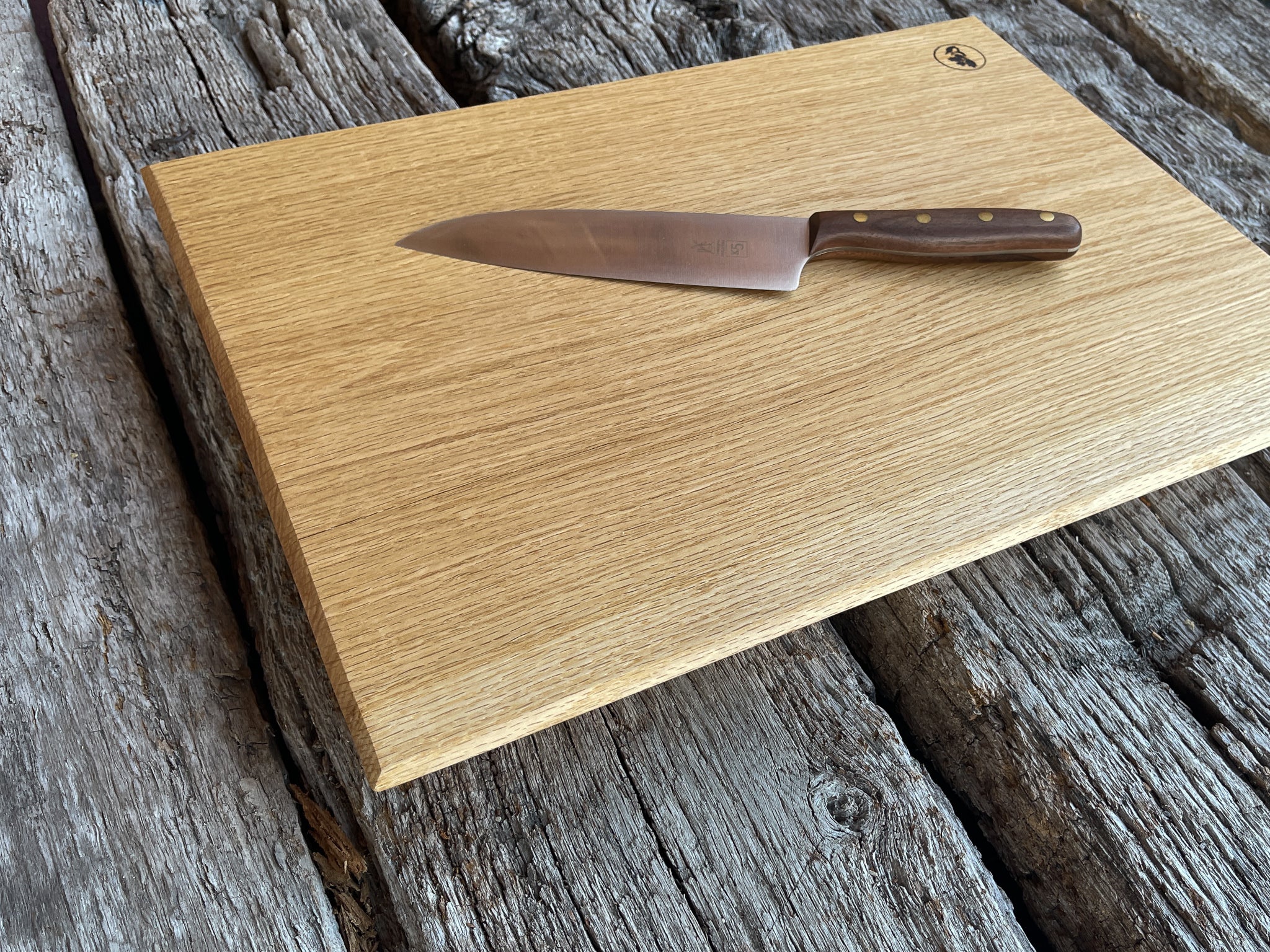 Eiche Schneidebrett mit einem Santoku Messer