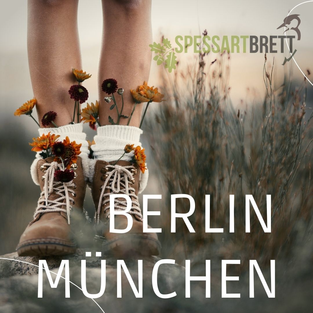 Spessartbrett Werbung mit Logo und Schrift Berlin und München. Es sind Frauenbeine mit Wanderschuhen zu sehen mit mit Blumen in den Schuhen.