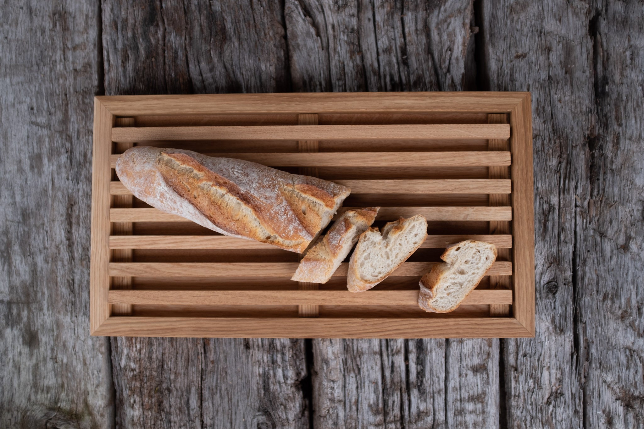 Brotbrett Maßarbeit mit geschnittenem Brot