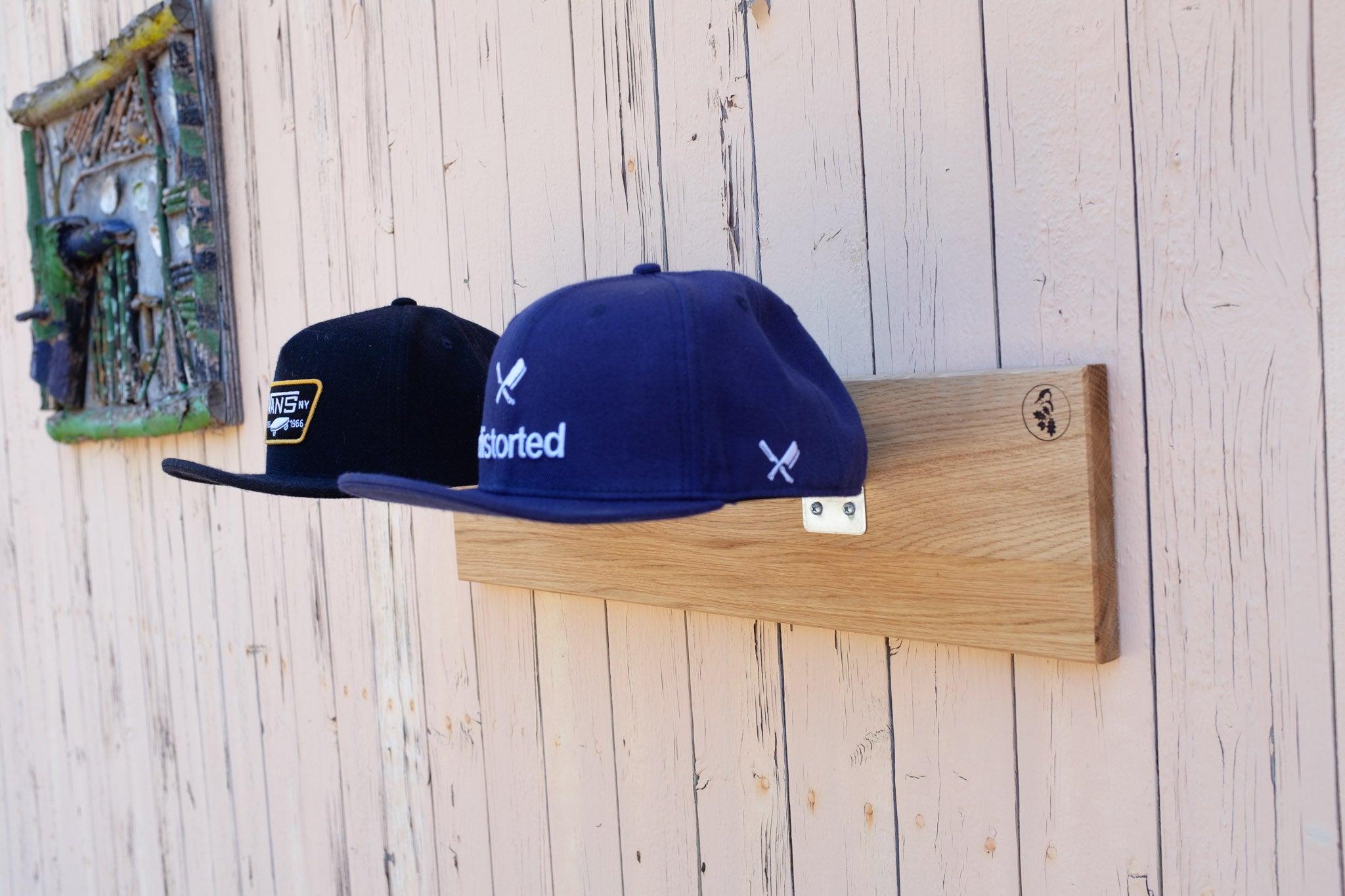 Caphalter aus Edelstahl & Holz, der zwei Kappen hält