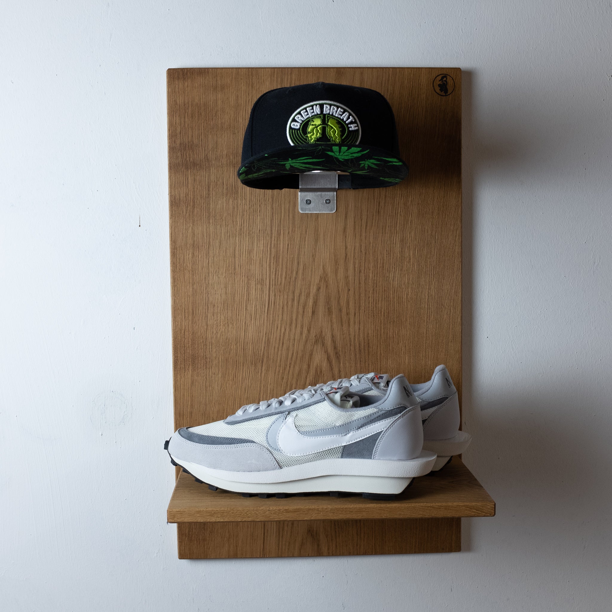 Caphalter und Sneakers-Display