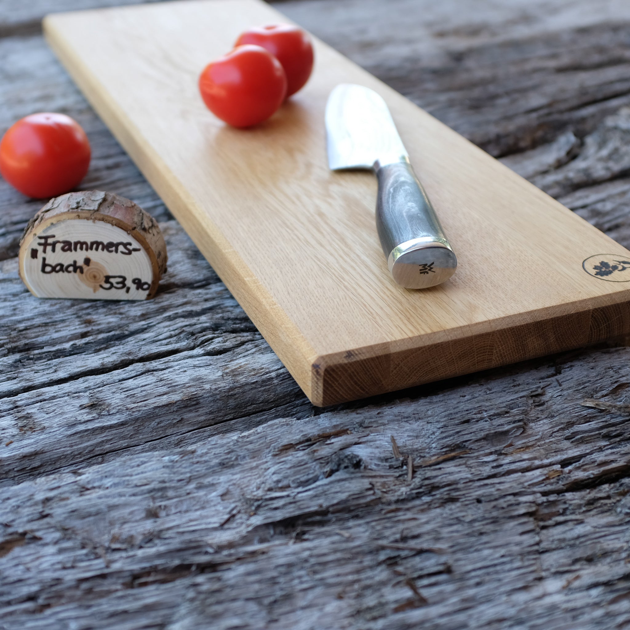 Schneidebrett aus Eiche mit Messer und Tomaten