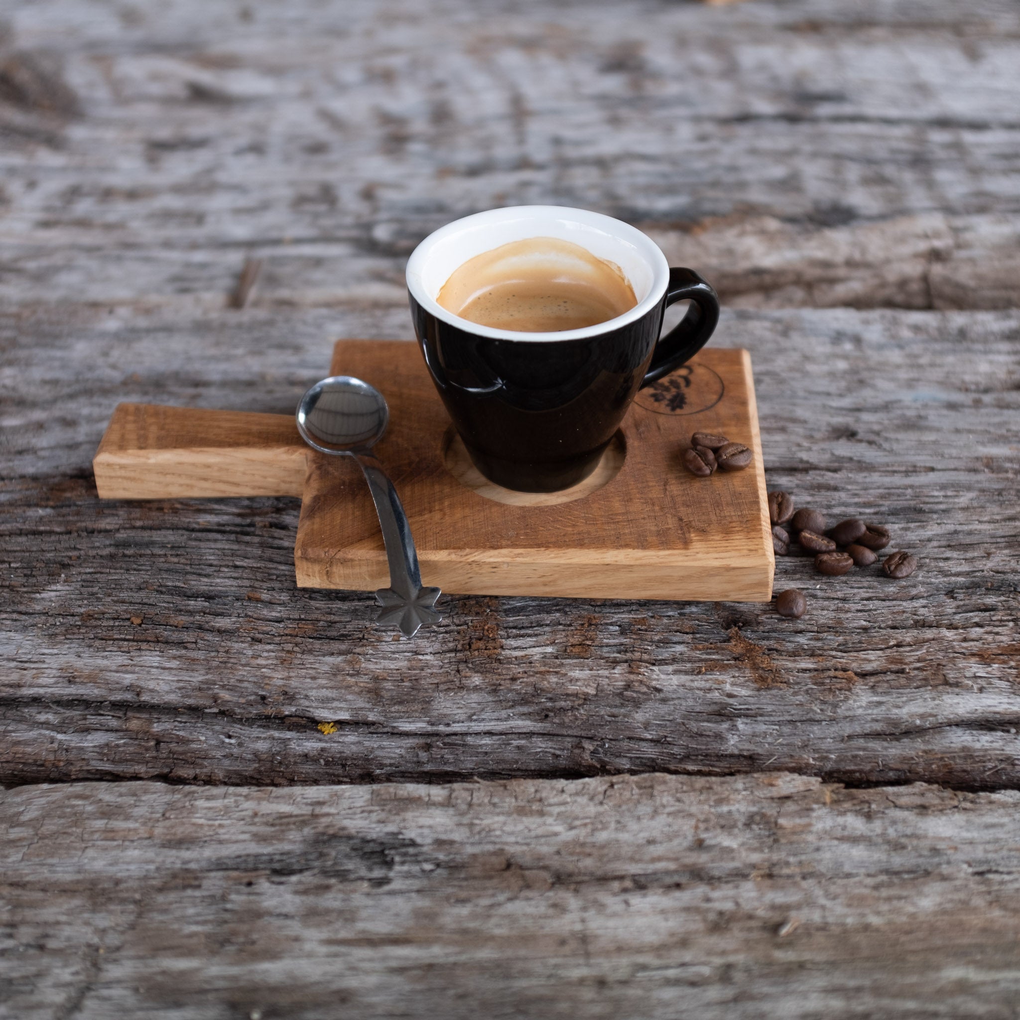 Espresso Tablett aus Eiche mit Espresso-Tasse