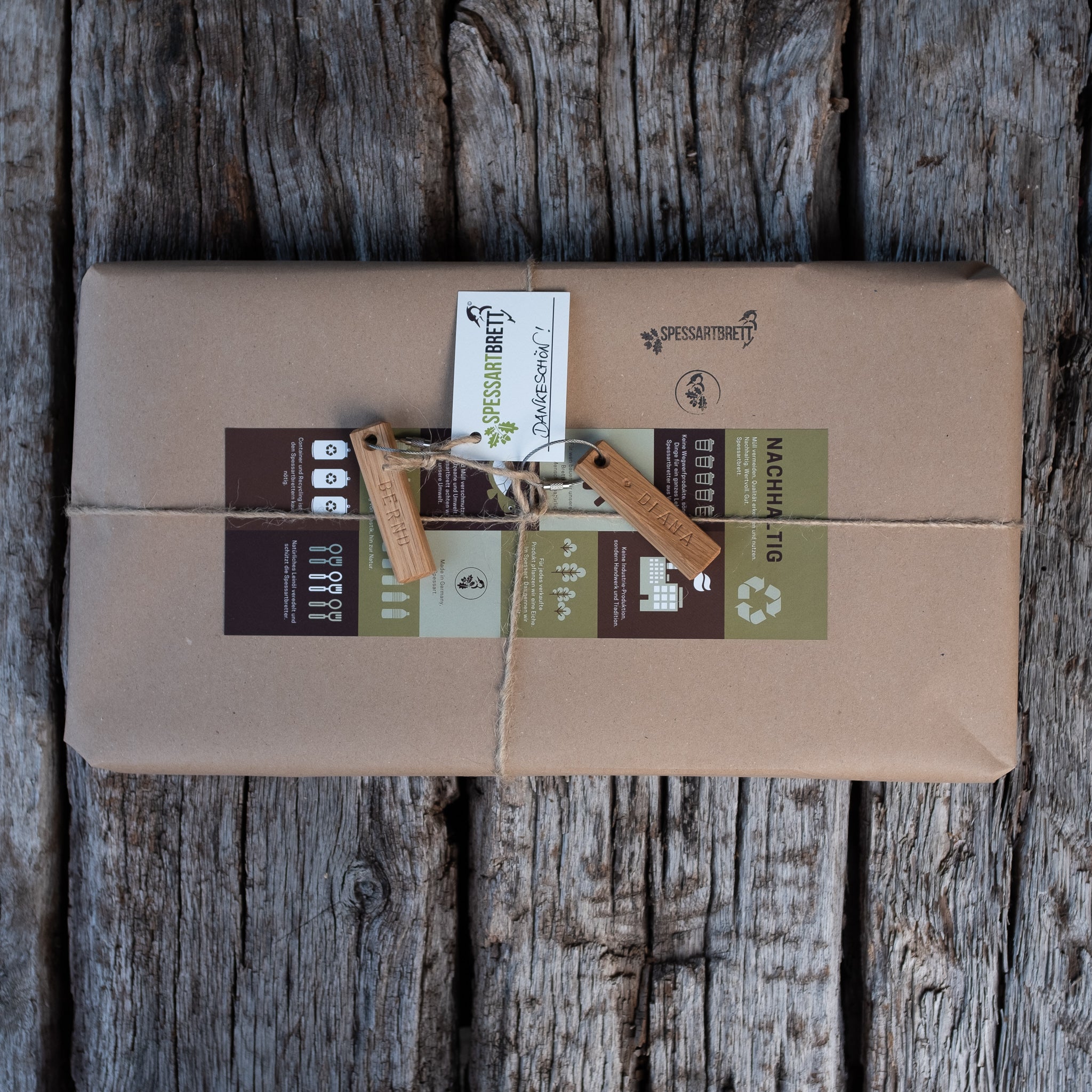 verpacktes Brett mit zwei Schlüsselanhängern