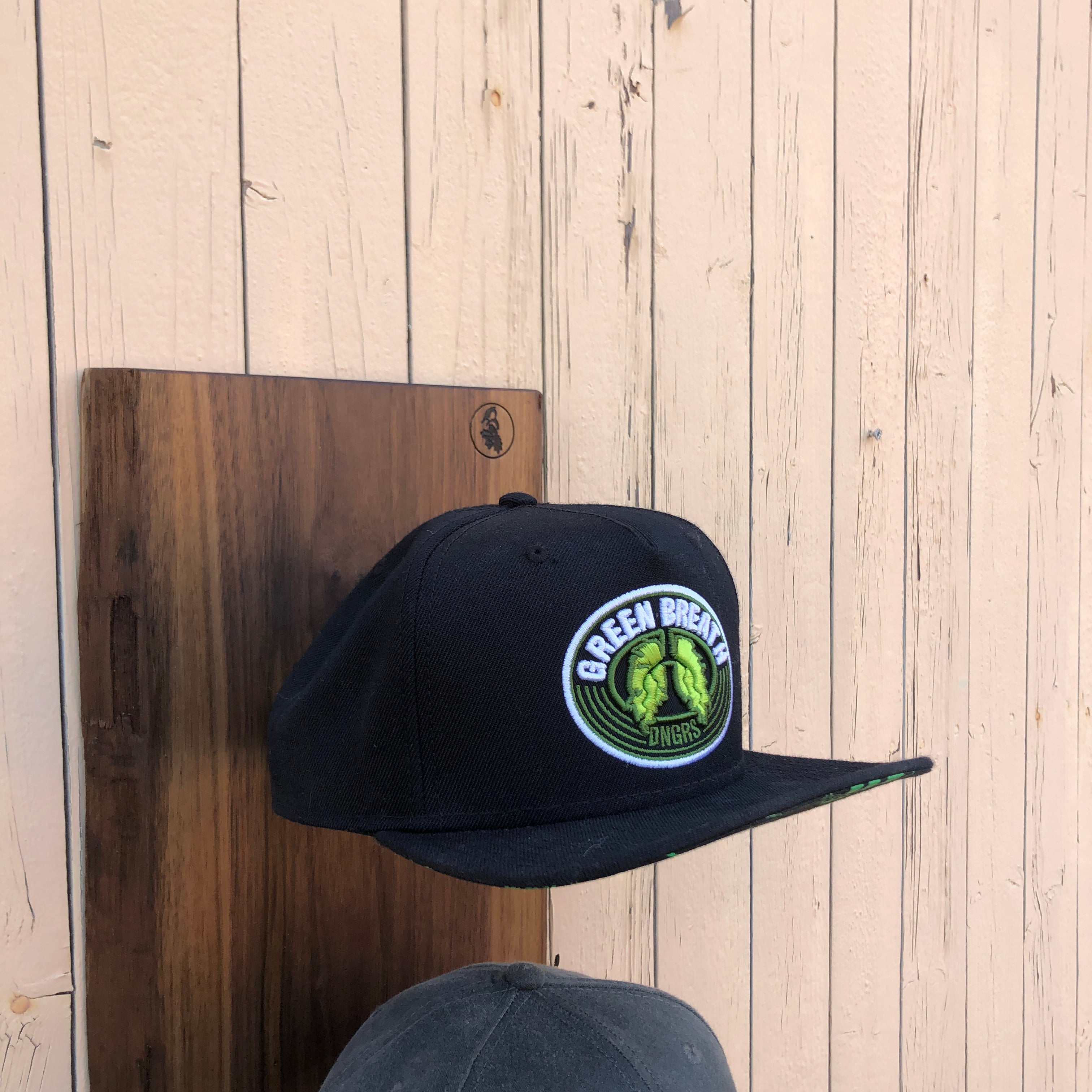 Halter für Basecaps aus Edelstahl und Walnuss