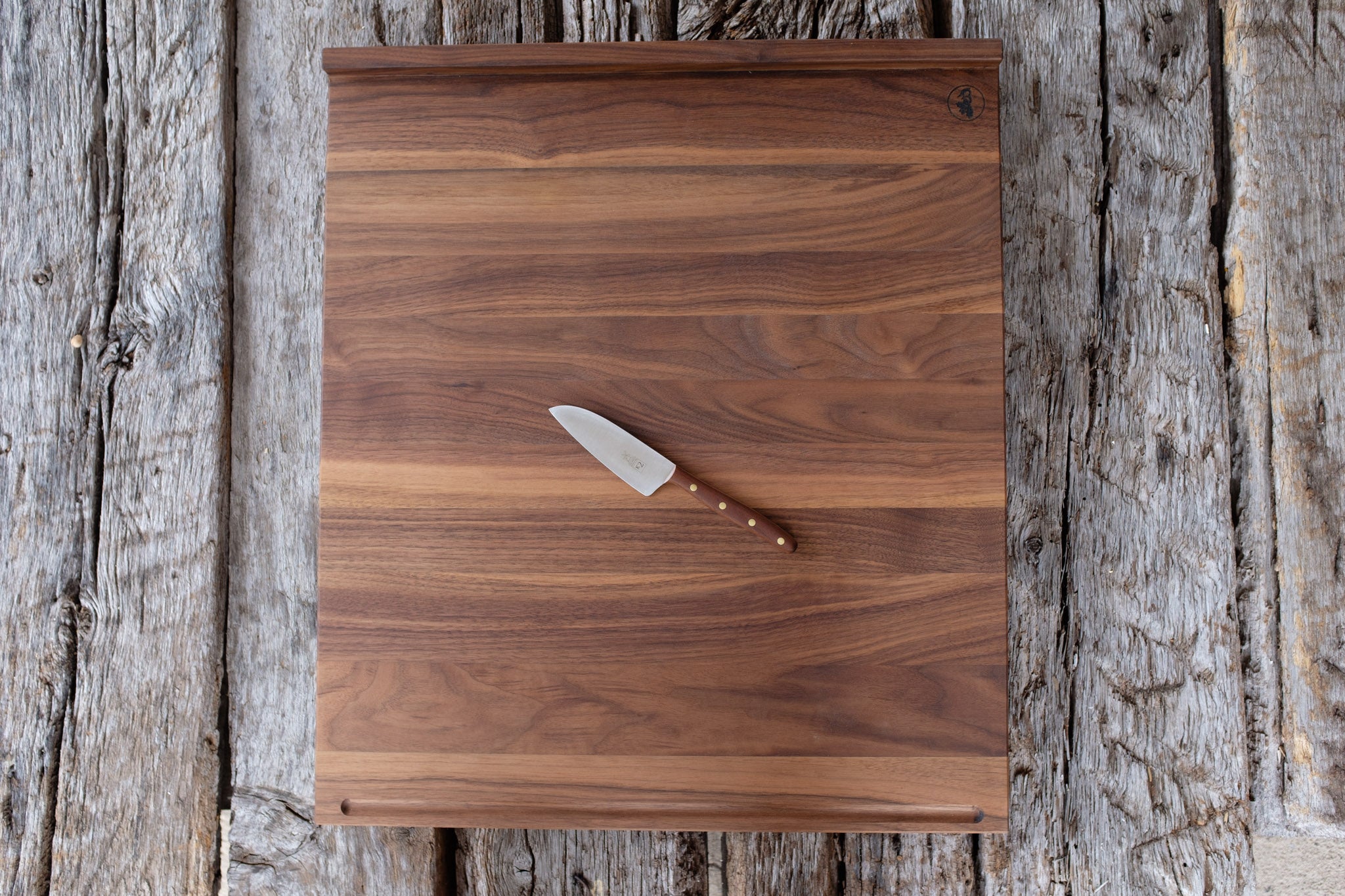 individuelles Backbrett mit einer Saftrinne auf der einen Seite und auf der anderen glatt