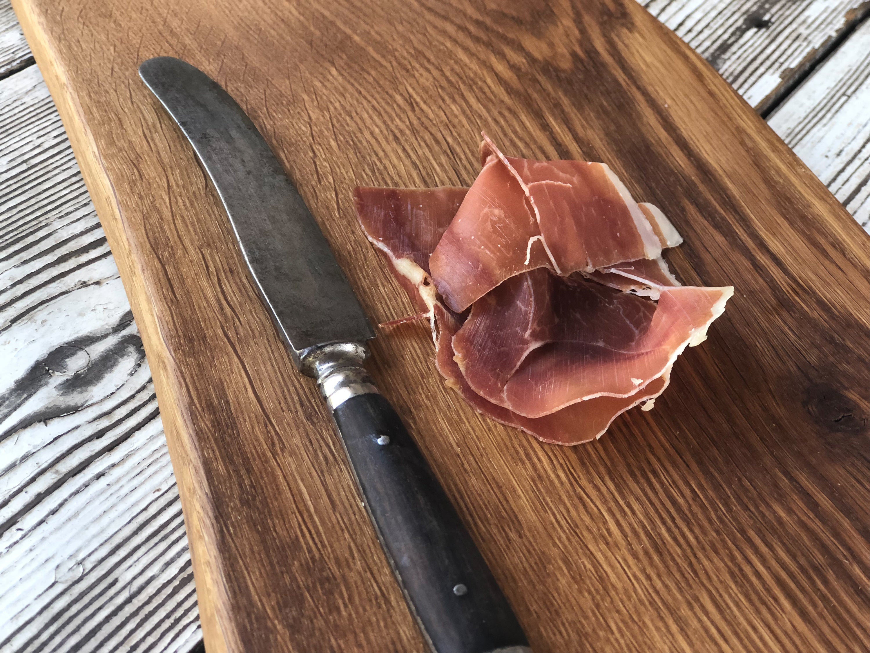 Schneidebrett aus Eiche, mit Messer und Schinken