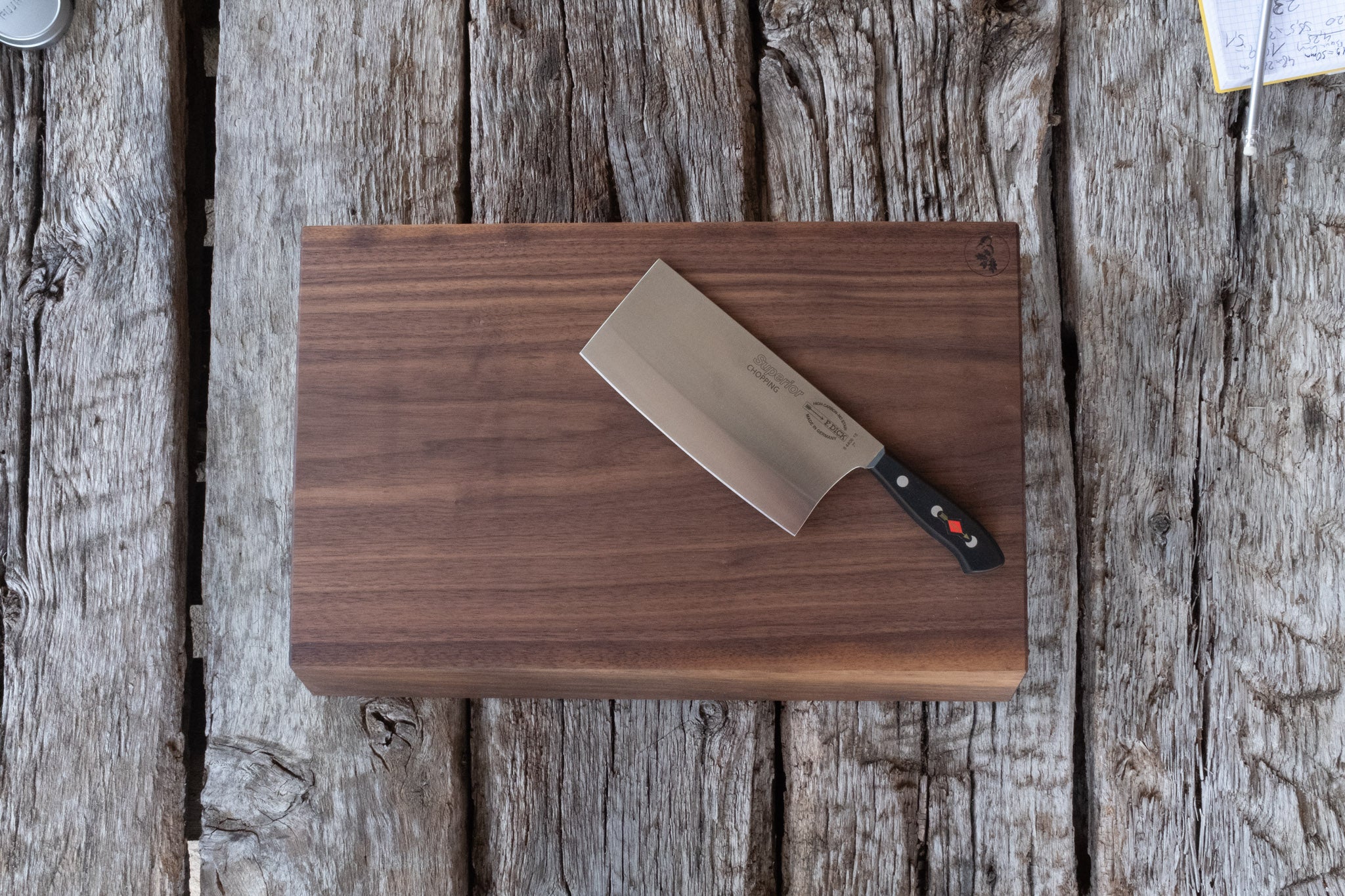 Schneidebrett aus Nussbaum mit Hackbeil