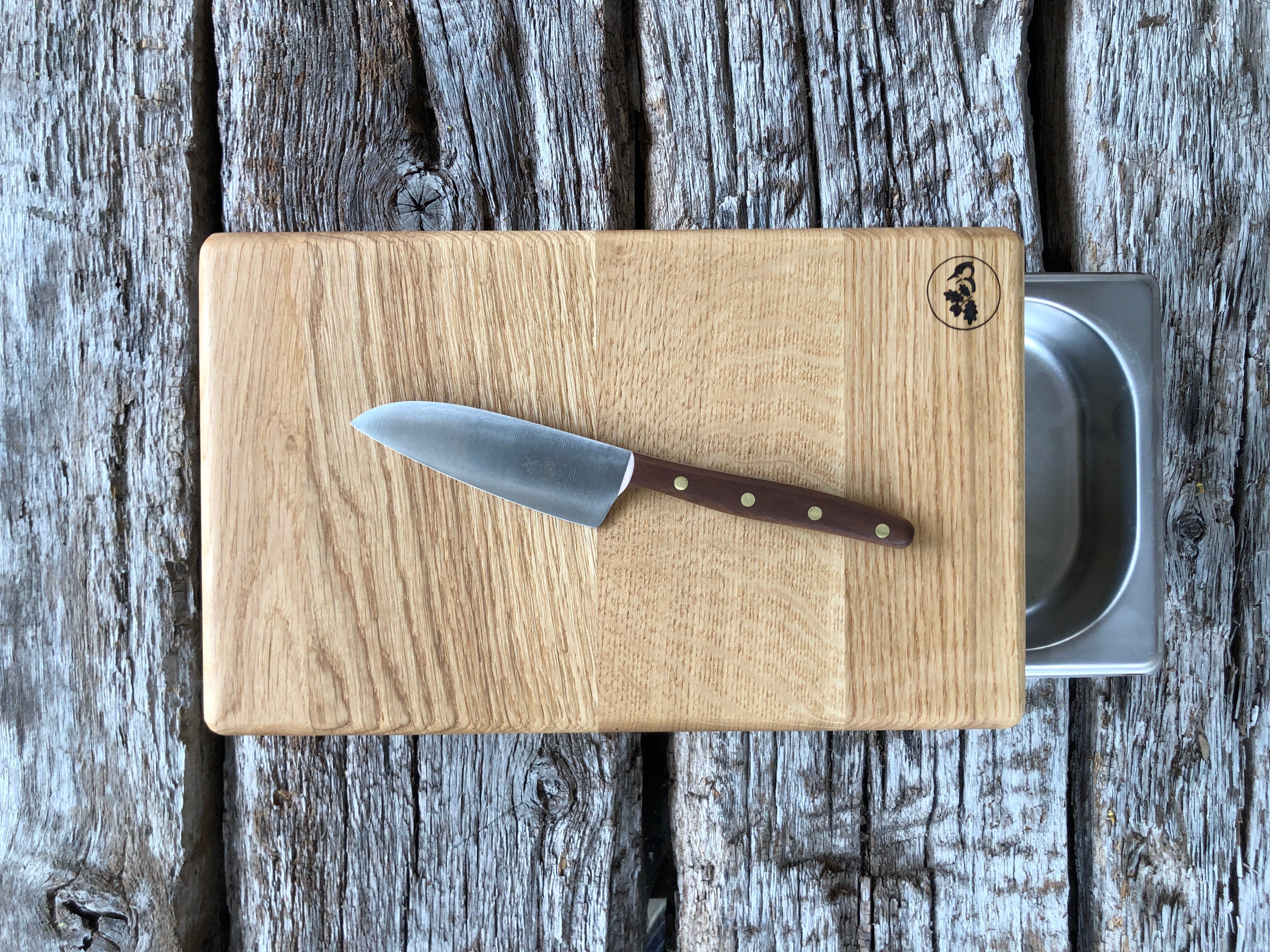 Schneidebrett mit Auffangschale und Messer