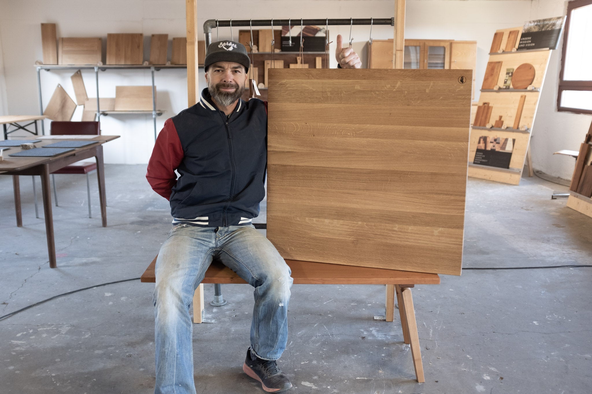 Mann hält Schneidebrett nach Maß