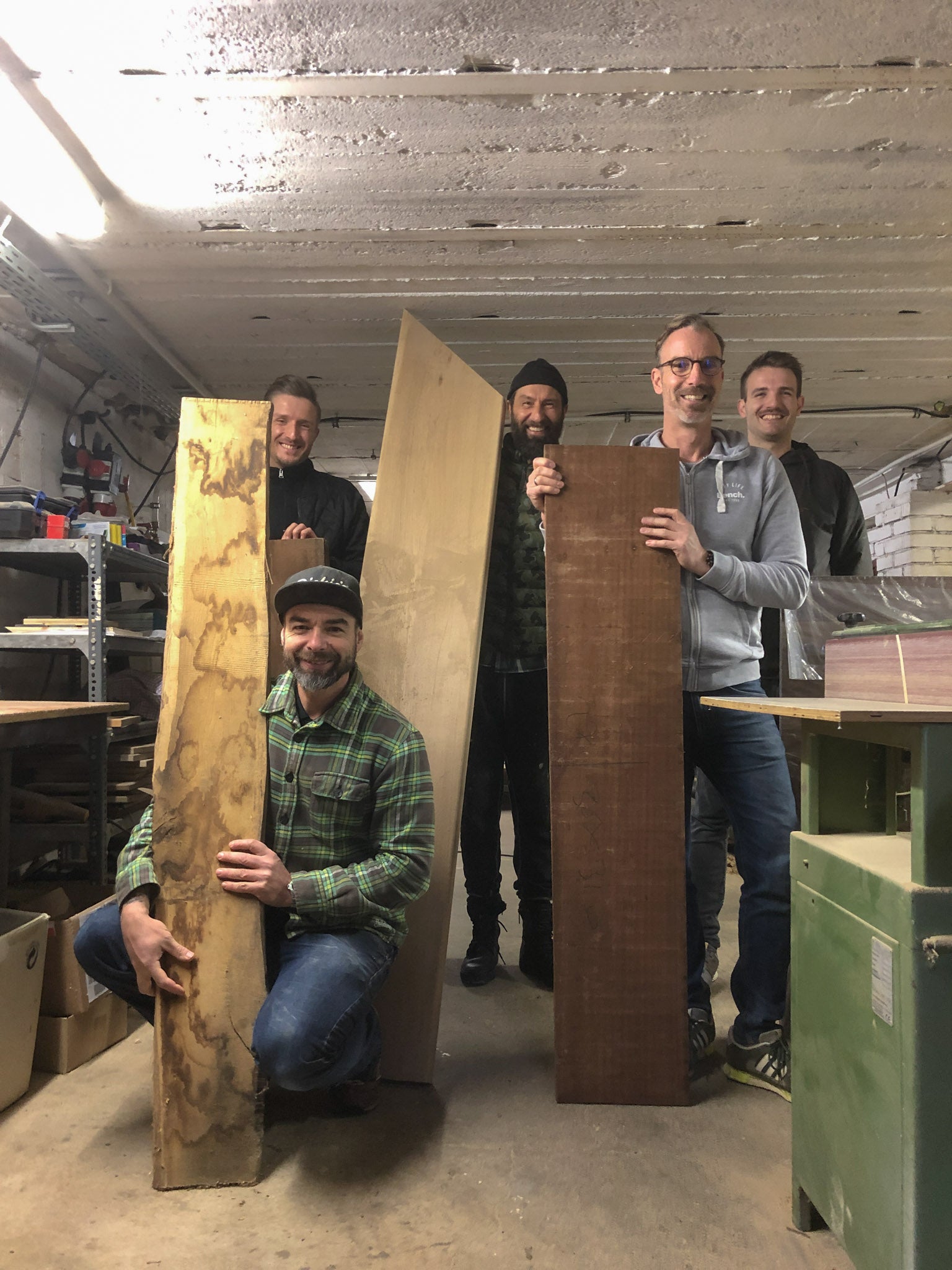 fünf Männer, die Holzlatten halten