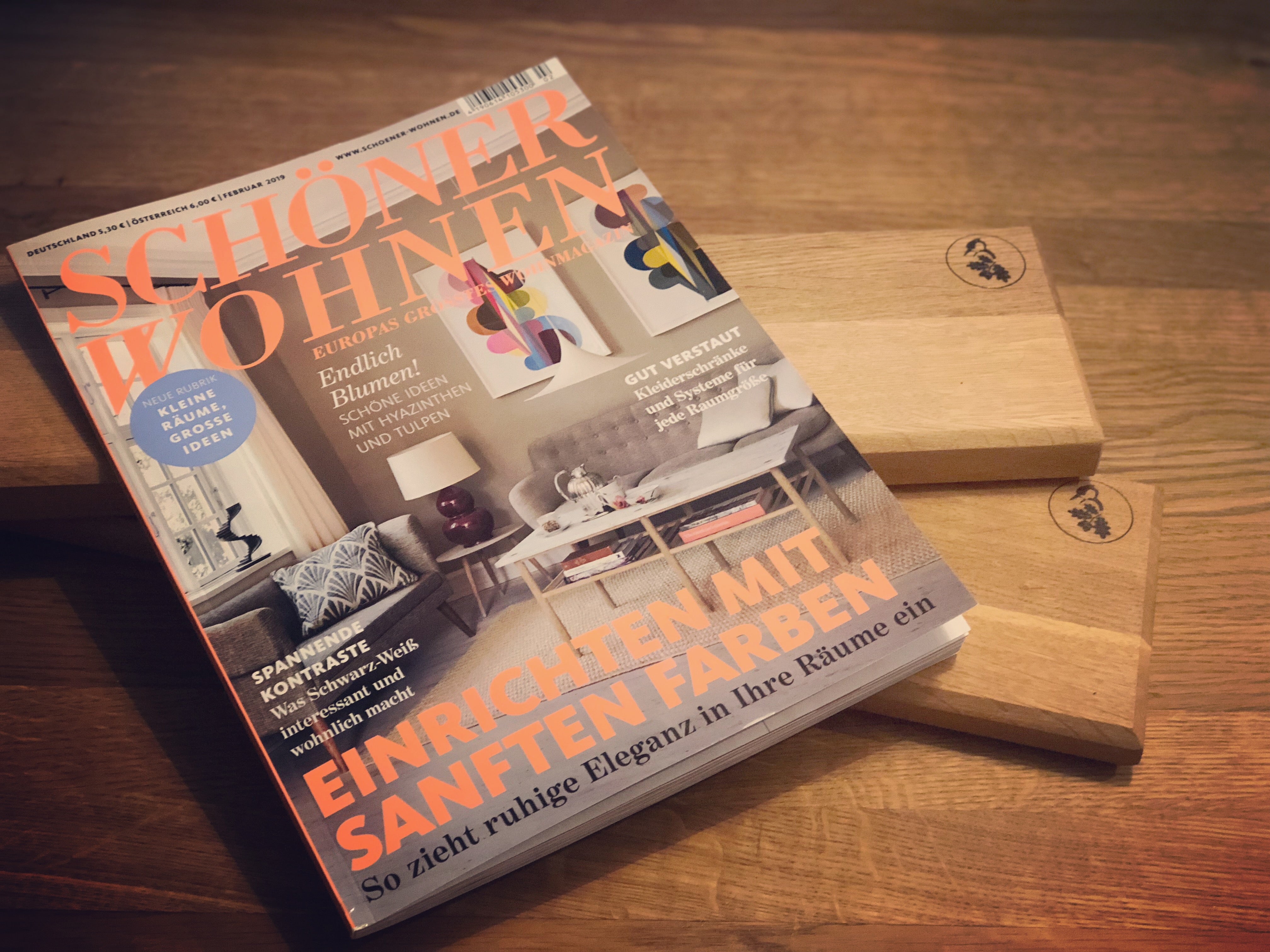 Schöner Wohnen Magazin auf Schneidebretter gelegt