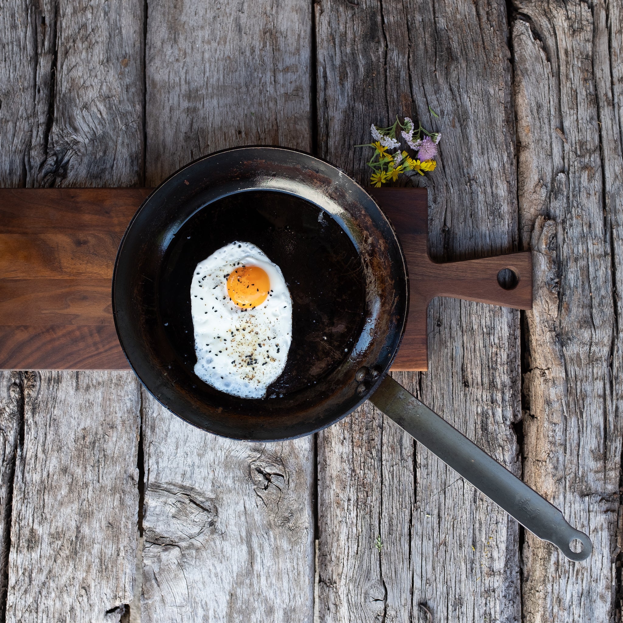 Tapasbrett aus Nussbaum mit Pfanne drauf