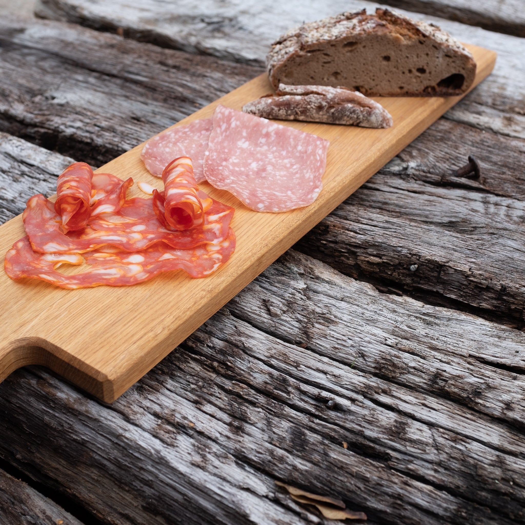 Tapas- und Servierbrett aus Eiche mit Salami und Brot