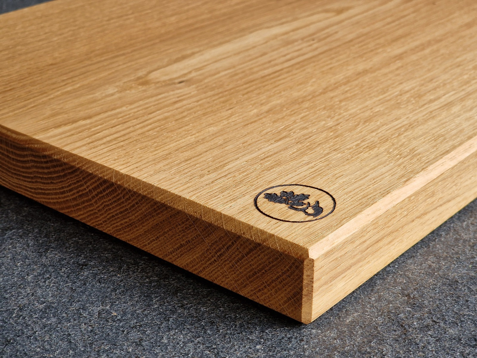 Vollholz Schneidebrett aus massiver Eiche.