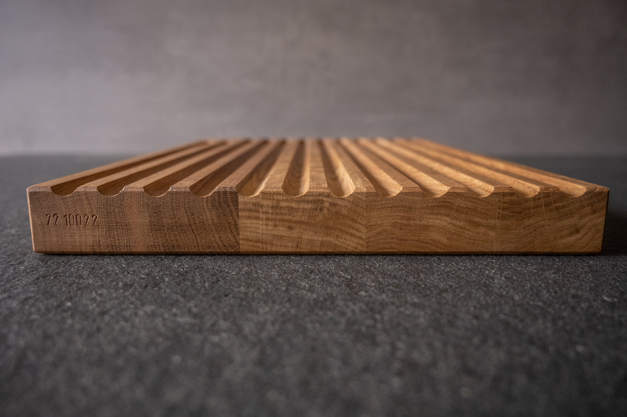Brotbrett aus Eiche mit Rillen für die Brösel