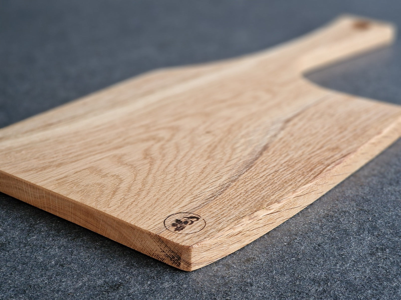 Bretter aus einem Stück mit Jahresringen.