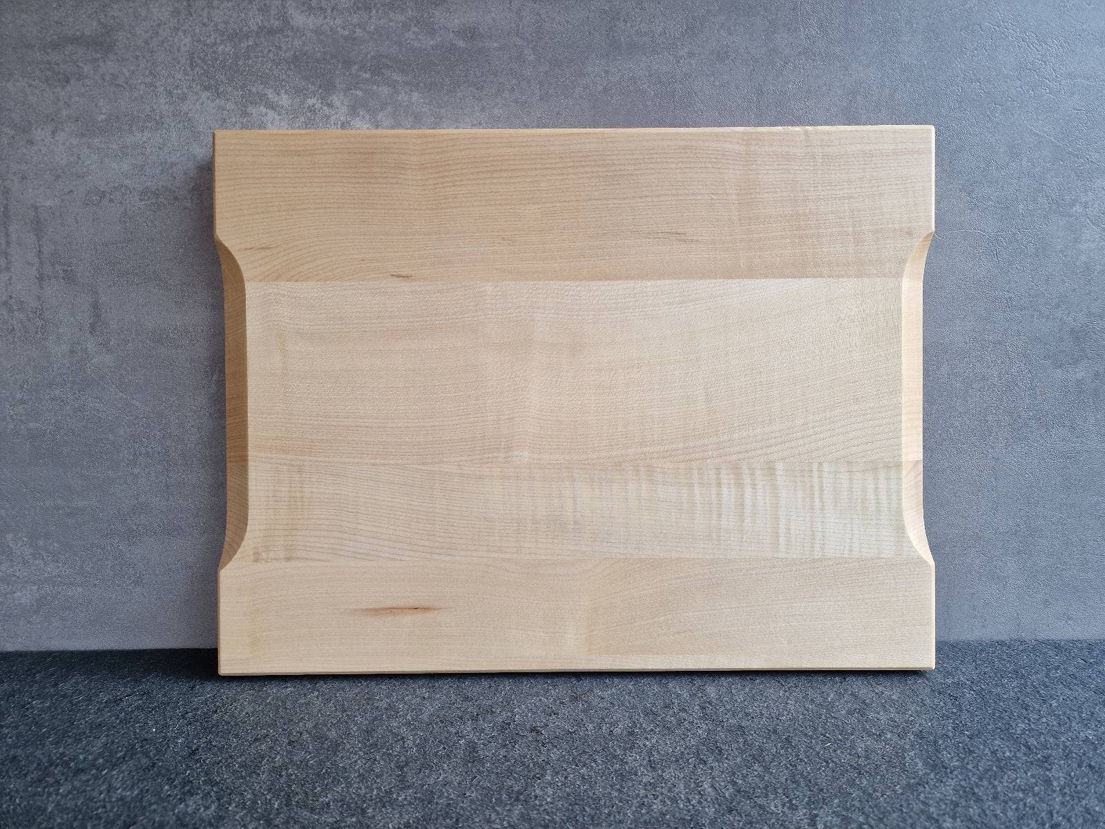 Rückseite des Ahorn Tranchierbrettes an einer Betonwand.