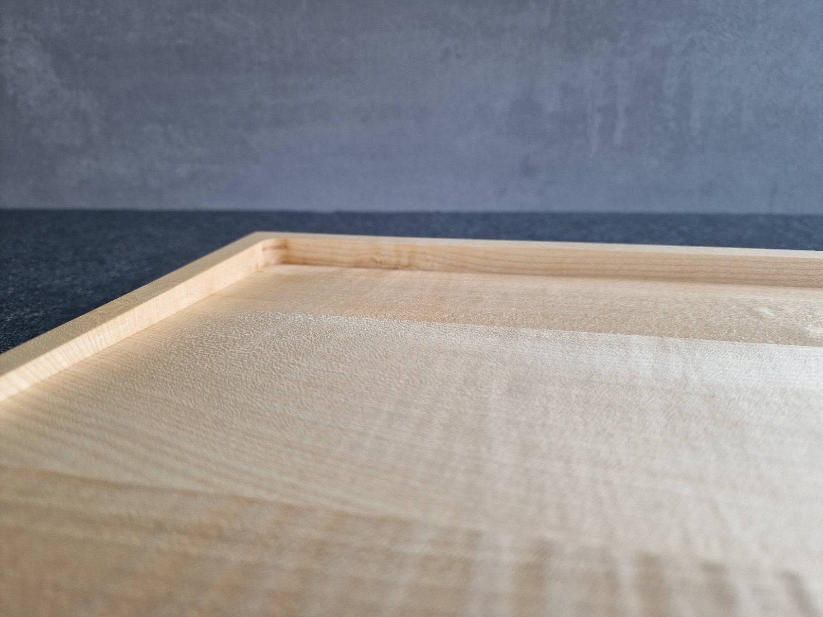 Auffangstelle für den Saft bei einem Tranchierbrett.