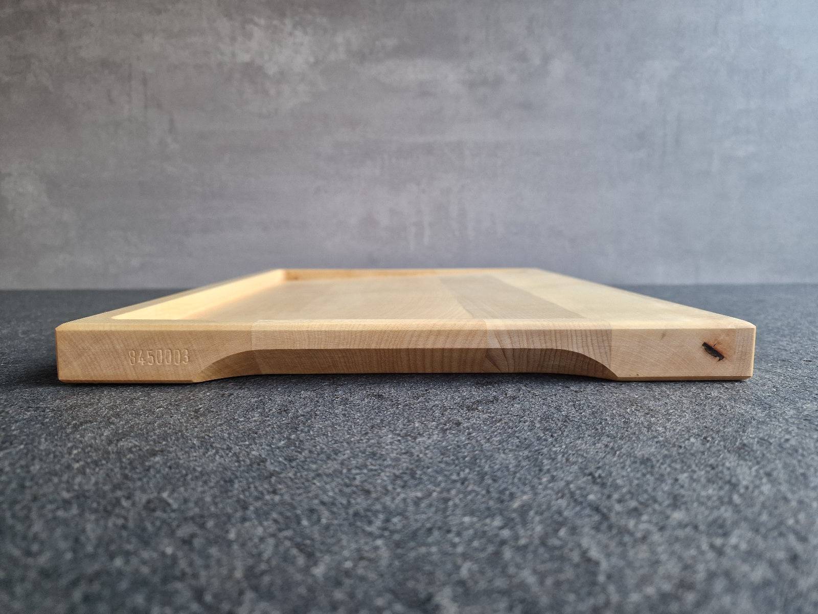 Ansicht der Griffmulde von einem Tranchierbrett.