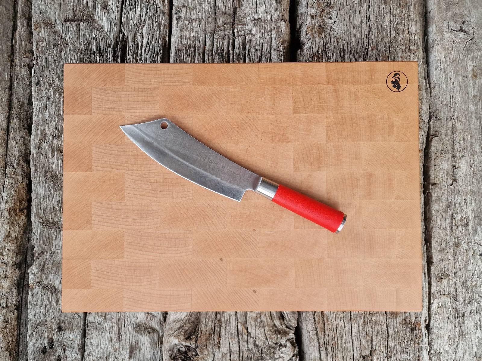 Stirnholz Buche Schneideblock in 50 cm Breite auf alten Eichenbalken liegend. Auf dem Block liegt ein DICK Ajax Messer mit rotem Griff.
