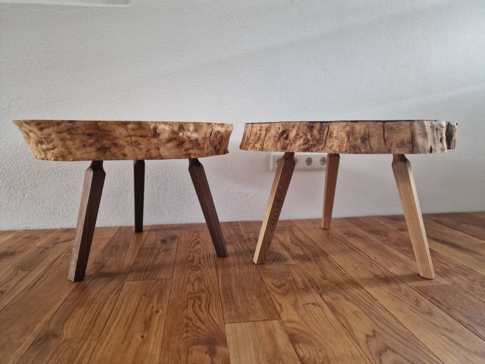 Nussbaumbeine und Eichebeine bei einem Baumkantentisch