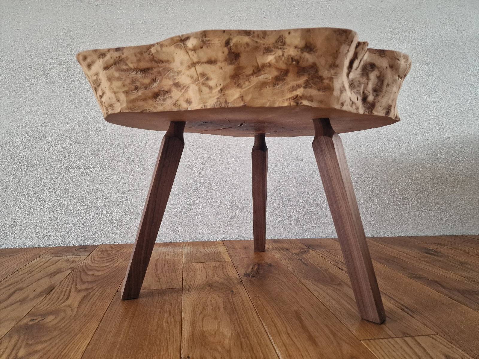 Die Unterseite von einem Baumkantentisch