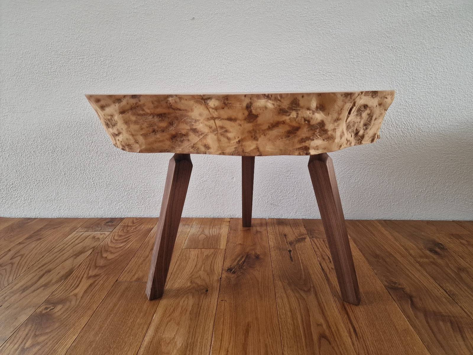 Die gedrechselten Nussbaumbeine bei einem Baumkantentisch