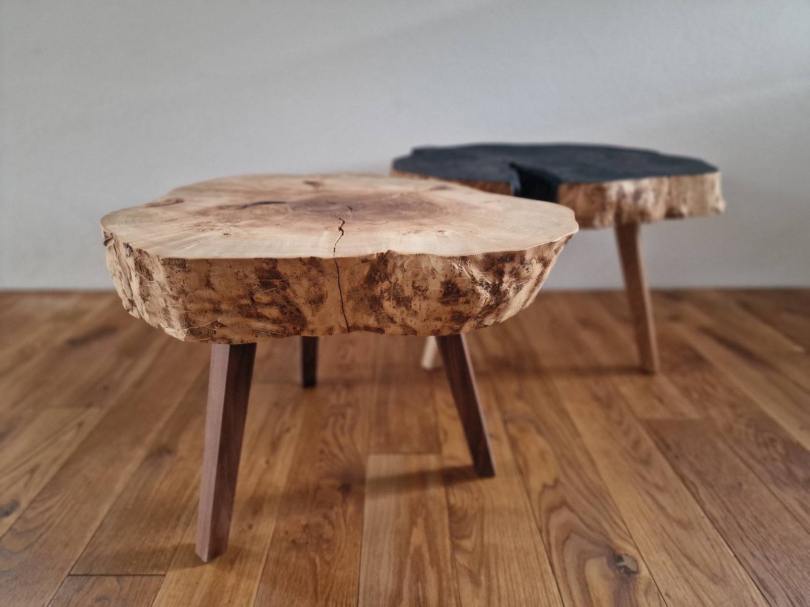 Baumscheibentsich aus Maserulme und gekühlter Eiche. Mit Nussbaumbeinen