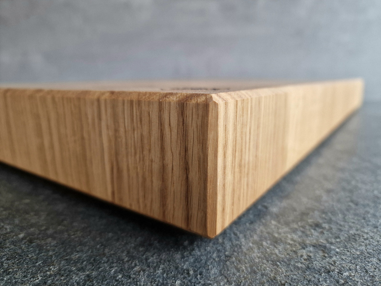 Die Ecke im Detail von einem Hirnholz Schneideblock aus Eiche.