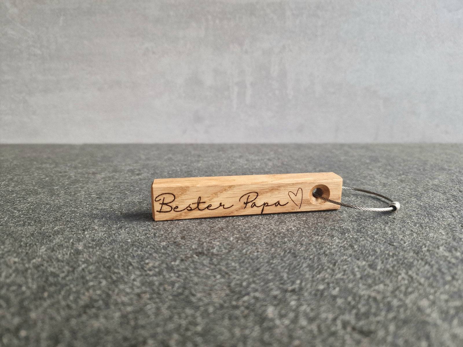 Herz und Holz: Eiche Schlüsselanhänger mit "Bester Papa".