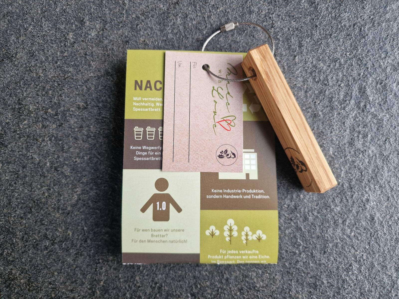 Hergestellt in Deutschland. Holz Schlüsselanhänger aus Eiche mit Flyer und Geschenkkarte.