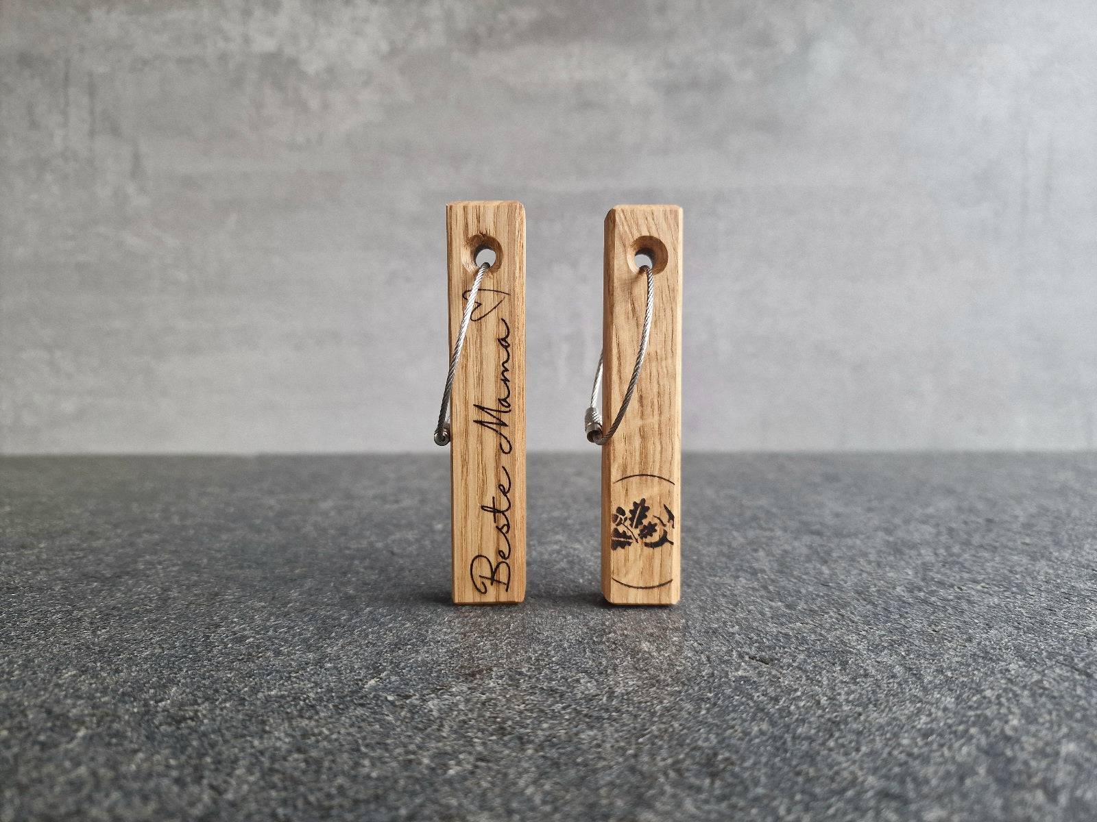 Schlüsselanhänger aus Eiche: Vorderseite "Beste Mama", Rückseite Spessartbrett Logo. Geschenk für Muttertag.