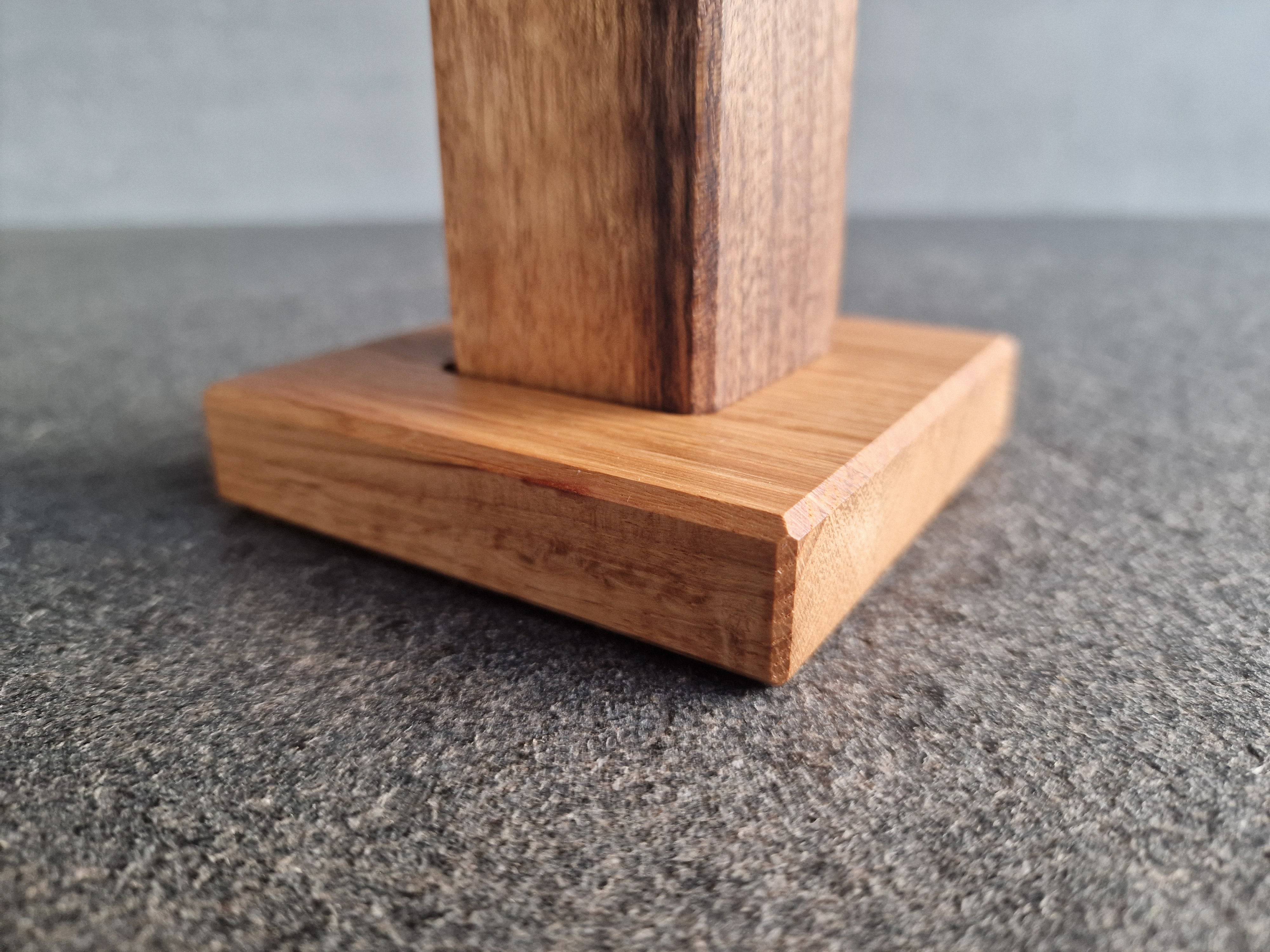 Nahaufnahme unterer Teil einer Mühle auf einem Holzuntersetzer aus Eiche.