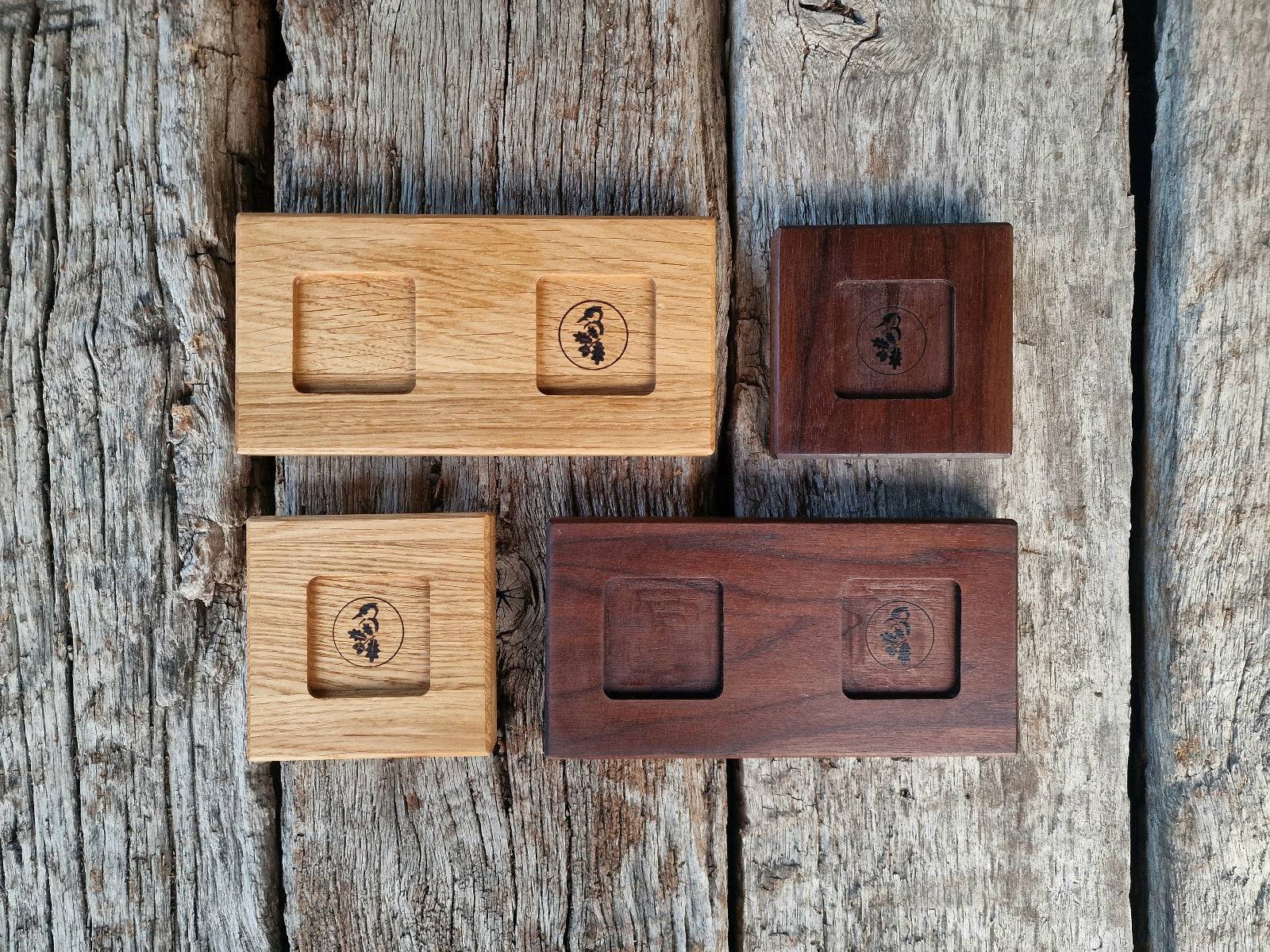 Vierer Set Holzuntersetzer aus Eiche und Nussbaum: Für eine Mühle und für zwei Mühlen, jeweils mit Mulden.