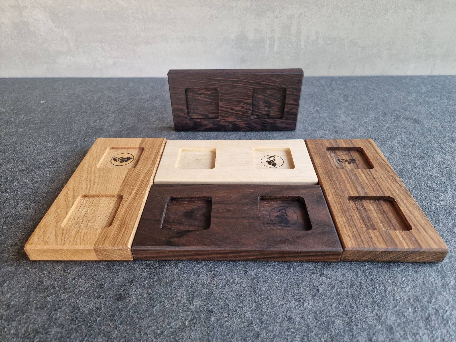 Untersetzer für Salzmühle und Pfeffermühle aus verschiedenen Edelhölzern.