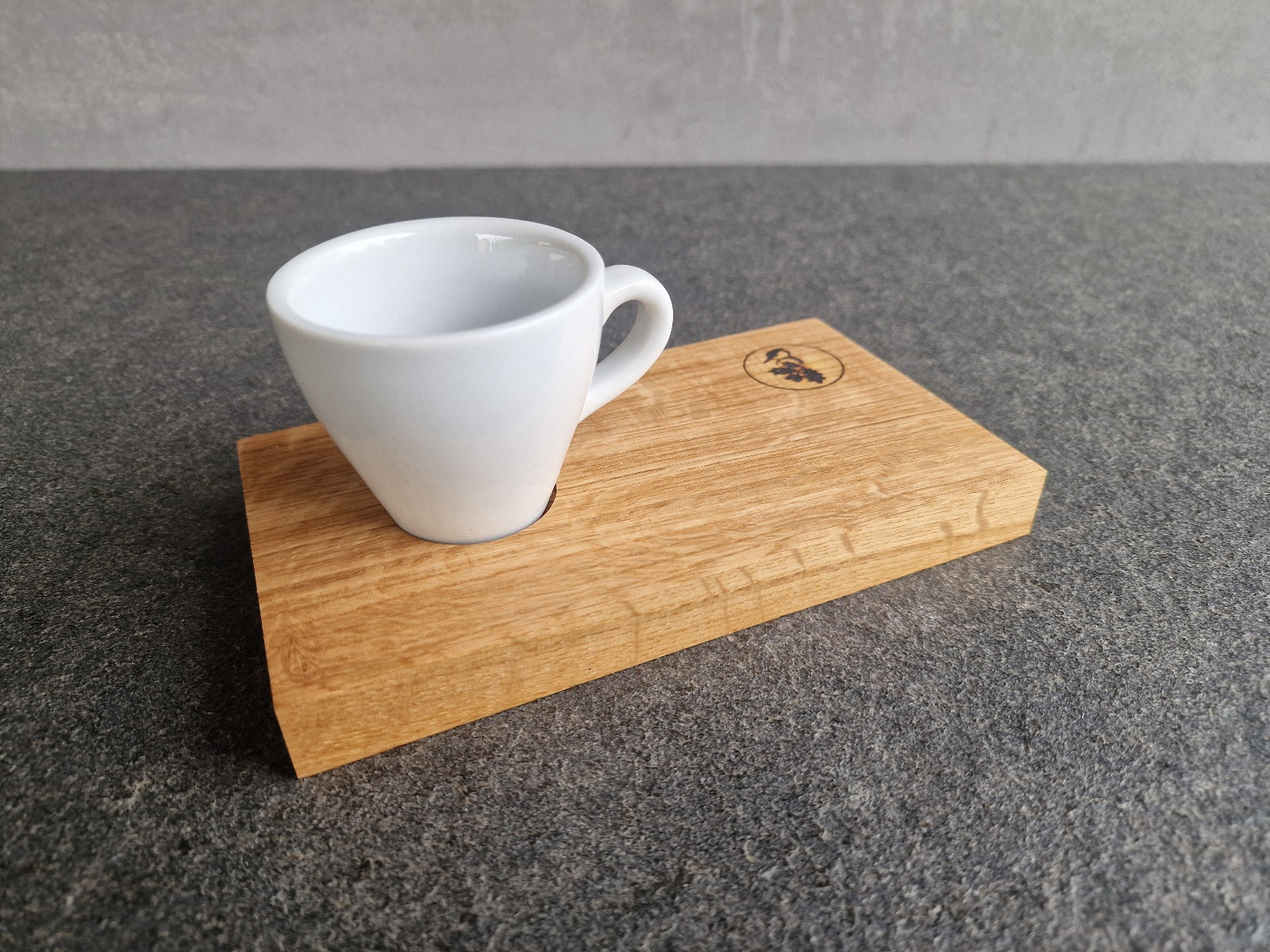 Holz Espressotablett aus Eiche mit einer Mulde mit einer weißen Espressotasse.