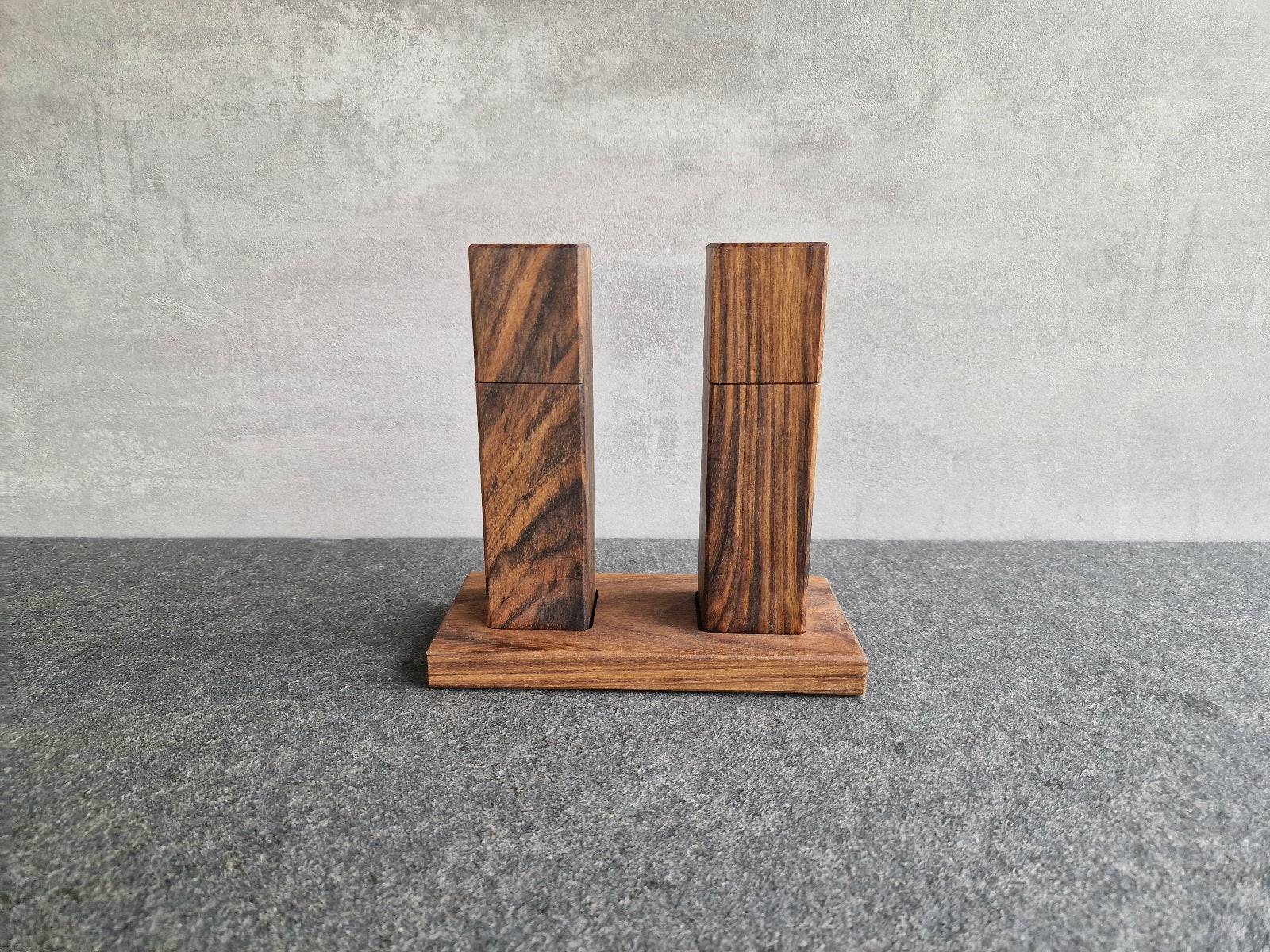 Salzmühle und Pfeffermühle im Set mit Mahlwerk von der Firma Strässler. Dekoriert auf einem Ovengkol Mühlen Teller.