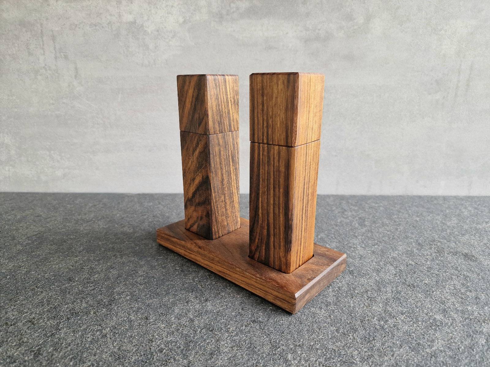 Ovenkol Salz- und Pfeffermühle, knapp 20 cm hoch, quadratisch. Mit Nussbaum Tablett.