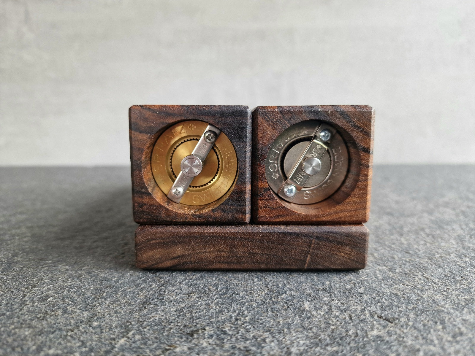 Salzmahlwerkt mit TiN-Beschichtung in einer Salzmühle. Pfeffermahlwerk in einer Pfeffermühle. Beides von der Schweizer Firma Strässler.