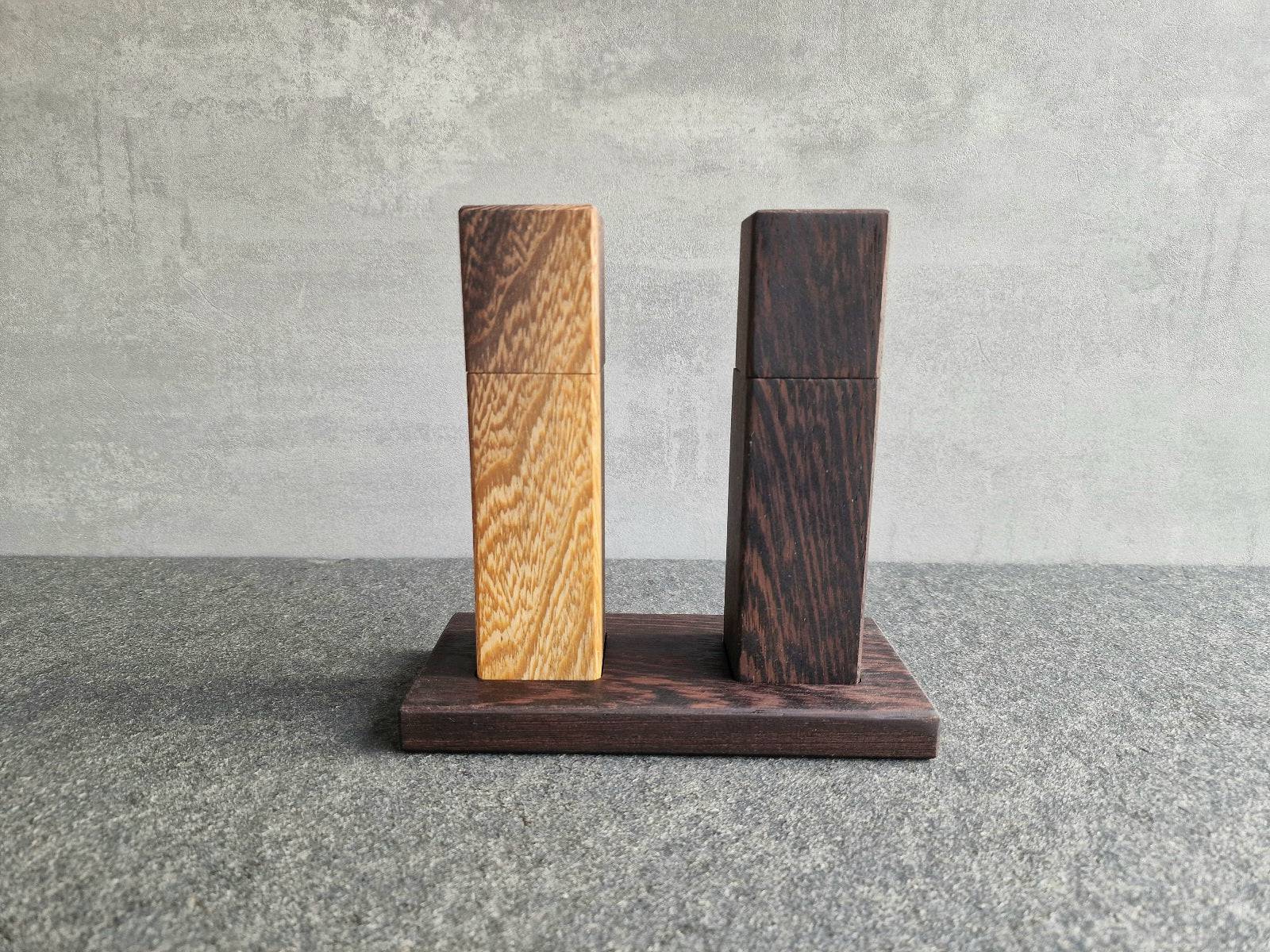 Wenge mit Splint Pfeffermühle und Wenge ohne Splint Salzmühle auf einem Wenge Untersetzer mit passenden Mulden.