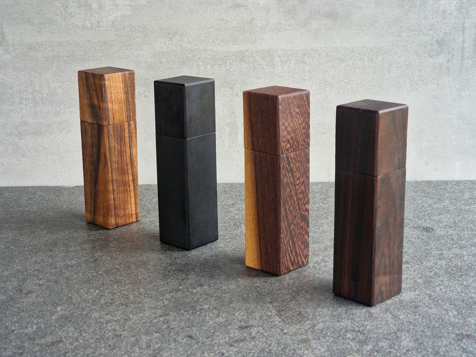 4 verschiedene Luxus Mühlen aus dunklem Edelholz. Mit einem Strässler Mahlwerk versehen.