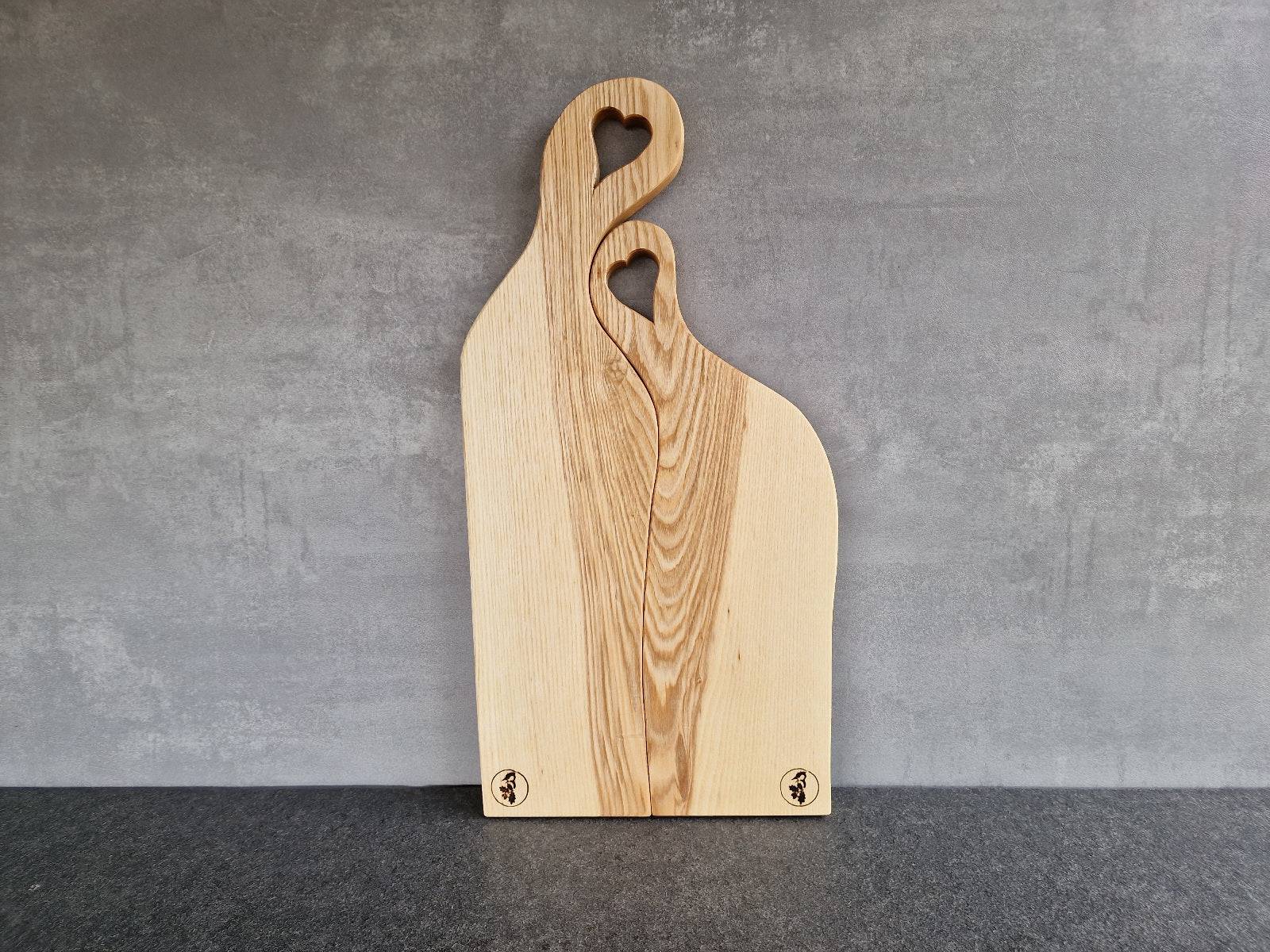 Hochzeitsbretter aus 2 Teilen in Form eines Servierbrettes mit Stiel. Herz ausgehobelt. Aus massiver Esche mit wundervoller Maserung.