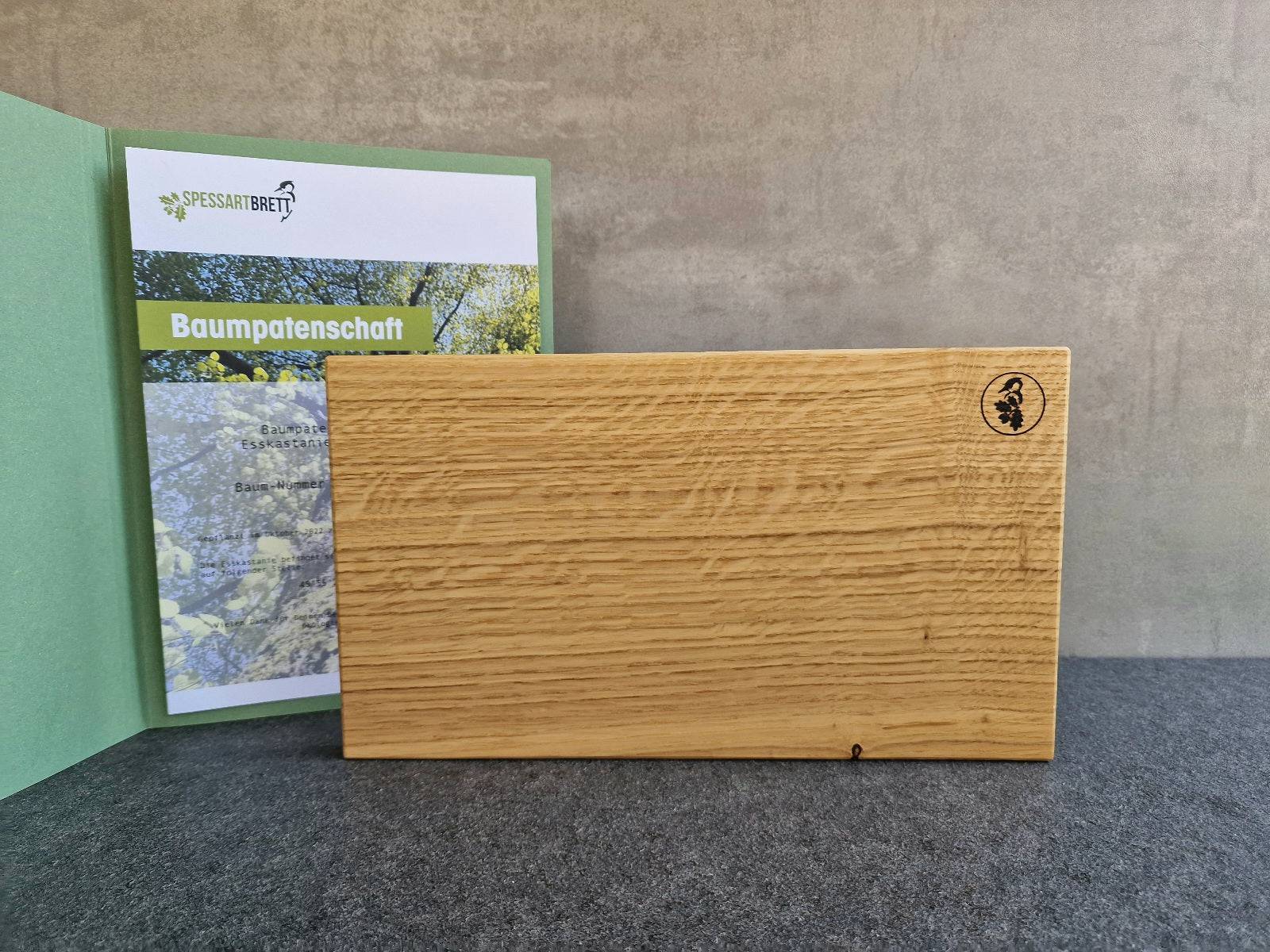 Baumpatenschaft Urkunde in einer Mappe mit einem Eiche Schneidebrett von Spessartbrett.