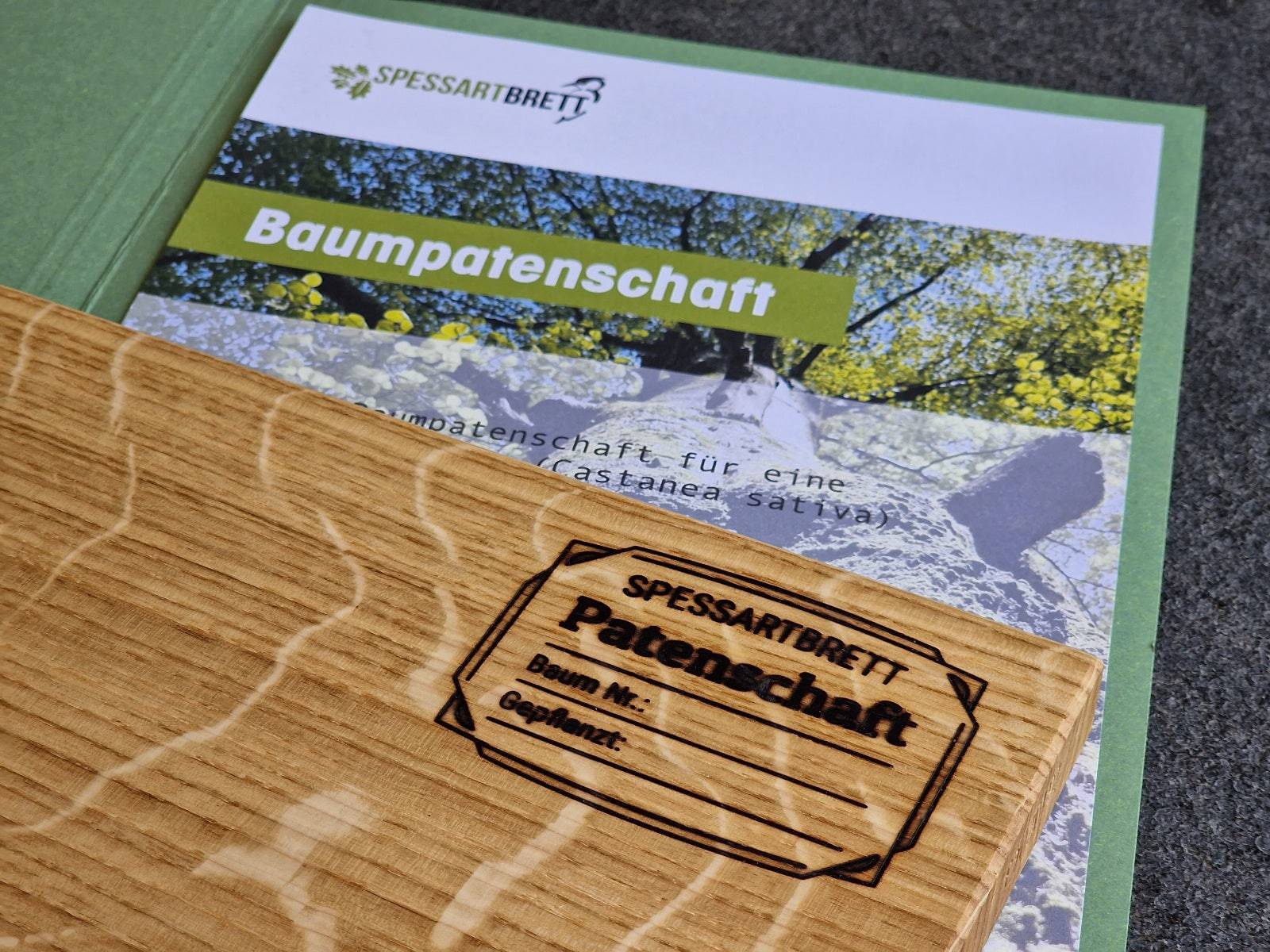 Detailansicht eines Stempels für eine Baumpatenschaft im Spessart. Mit Nummer und Pflanzdatum.