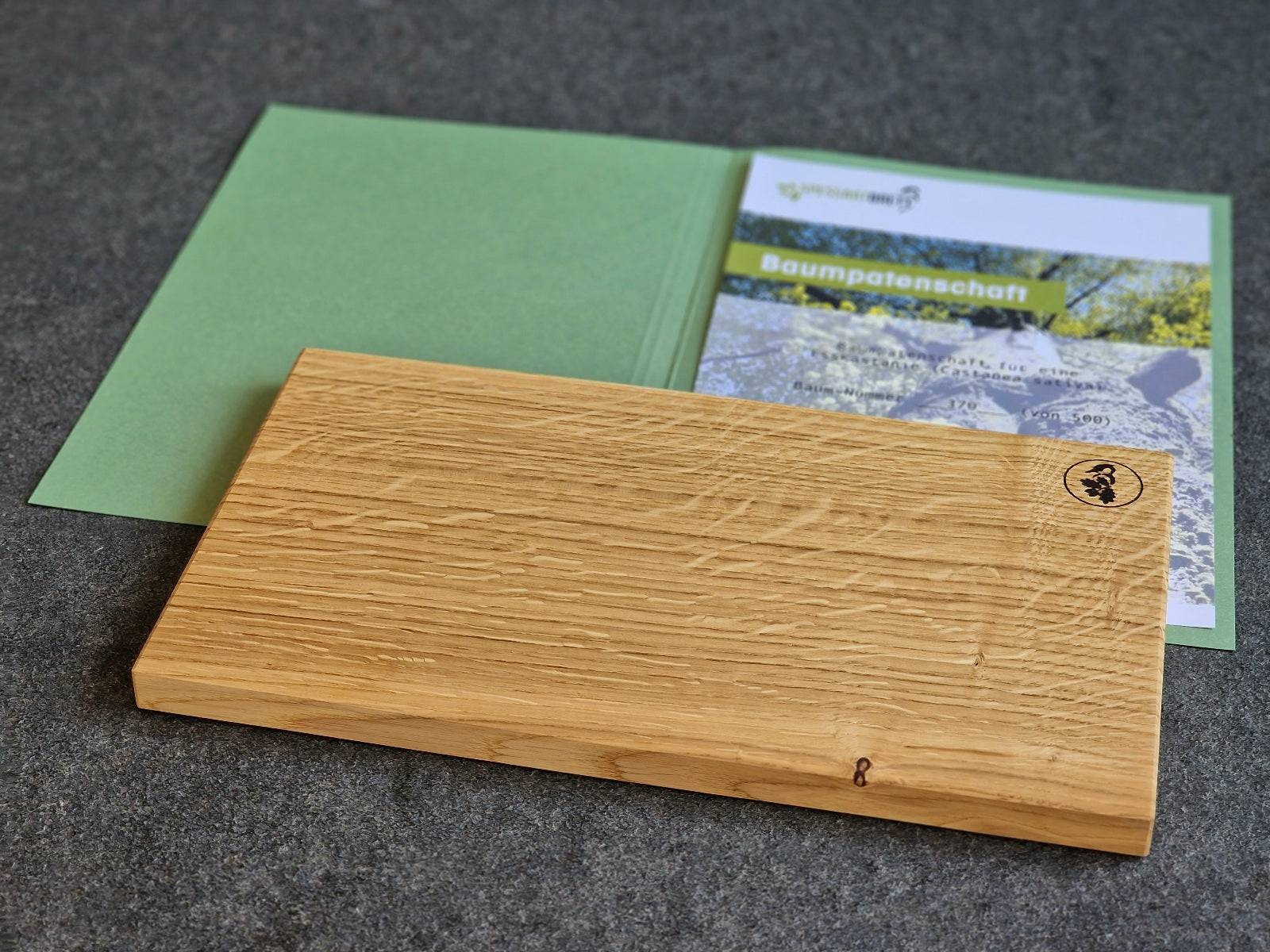 Eiche Schneidebrett in Kombination mit einer Urkunde über eine Baumpatenschaft.