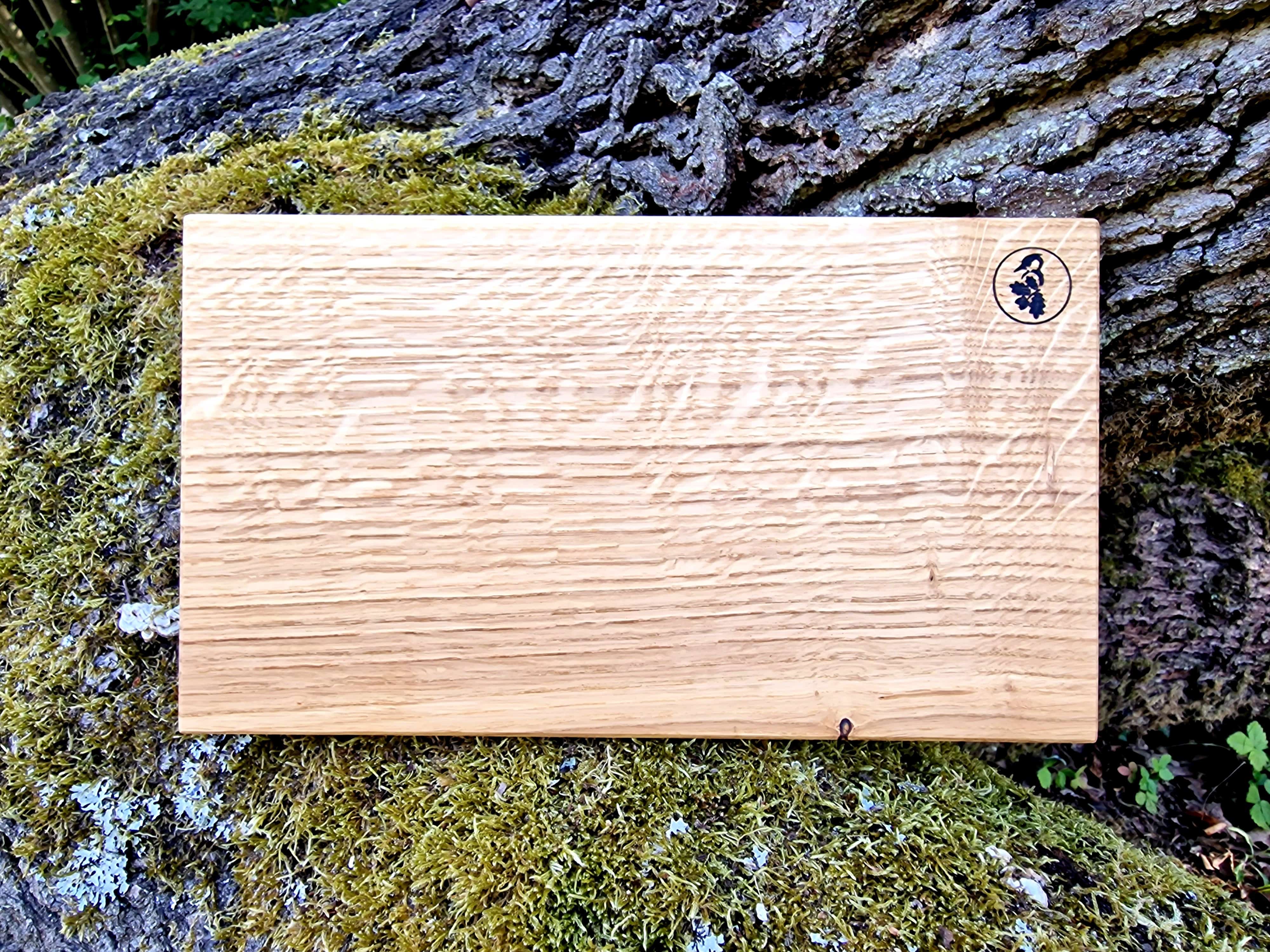 Eiche Gemüsebrett, dekoriert in einer alten Eiche mit Moos.