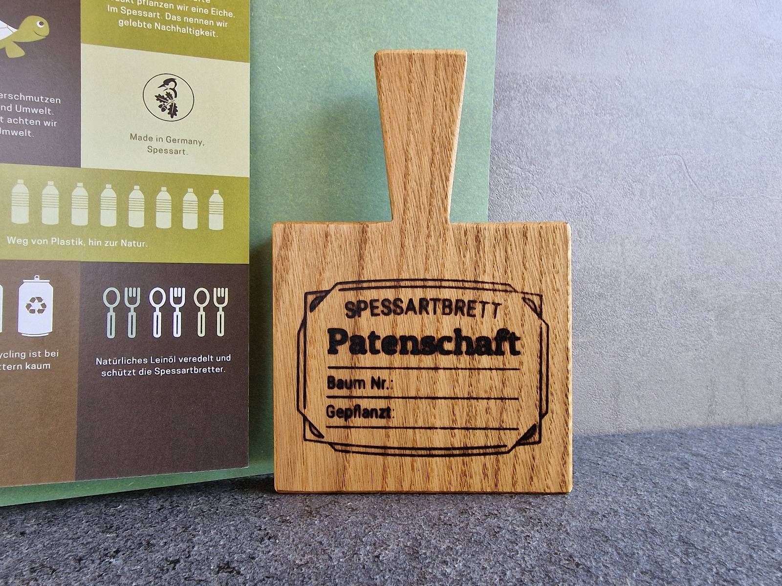 Spessartbrett Patenschaft-Branding mit Baumnummer und Pflanzdatum auf einem Mini Eichenbrettchen mit Stiel.